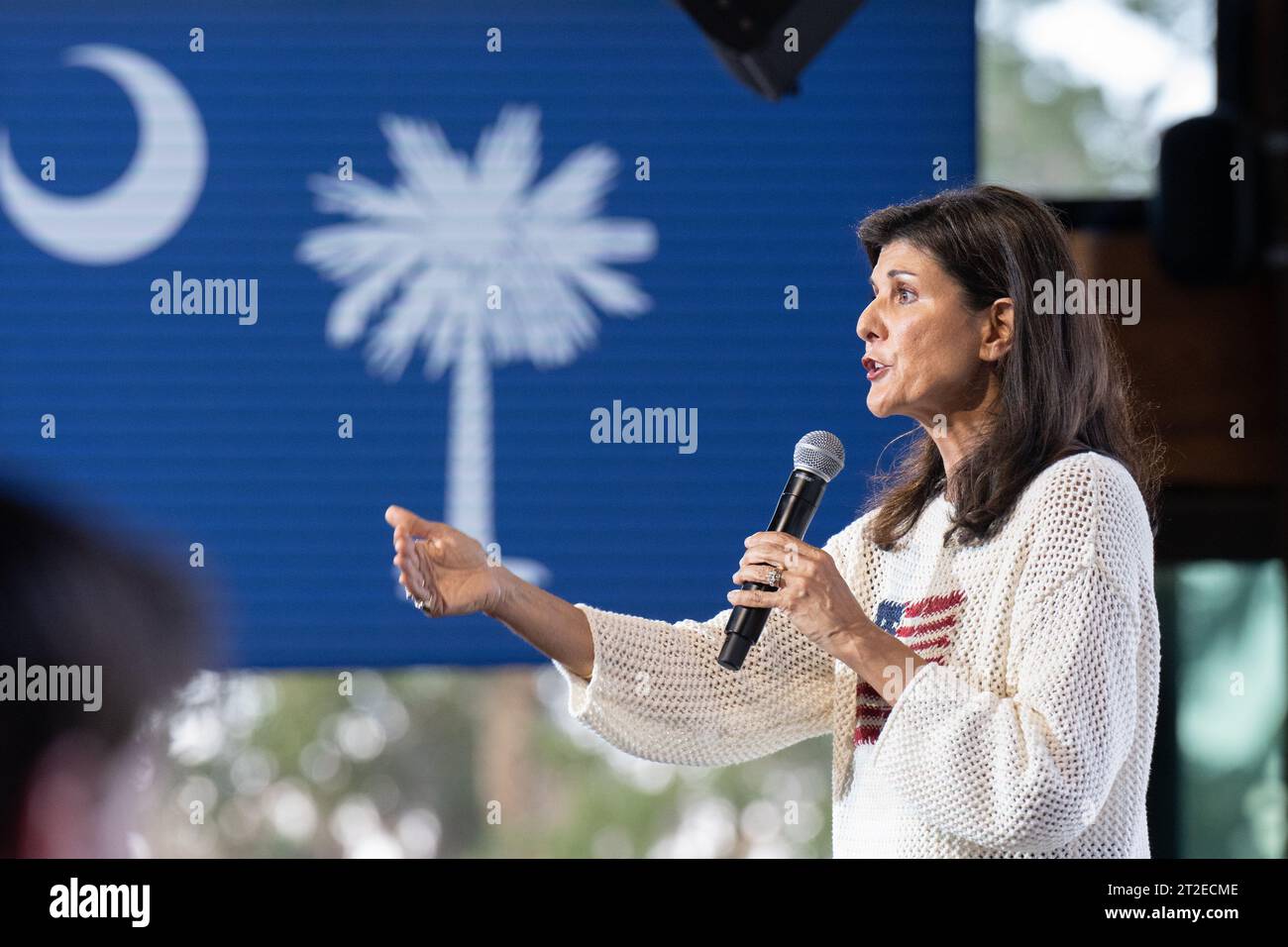 North Charleston, Stati Uniti. 9 settembre 2023. L'ex ambasciatore delle Nazioni Unite e contendente presidenziale repubblicano Nikki Haley si rivolge a una folla durante una sosta alla Holy City Brewing, l'8 settembre 2023 a North Charleston, South Carolina. Haley, l'ex governatore della Carolina del Sud, è lungi dall'essere stata nominata dietro l'ex presidente Donald Trump. Crediti: Richard Ellis/Richard Ellis/Alamy Live News Foto Stock