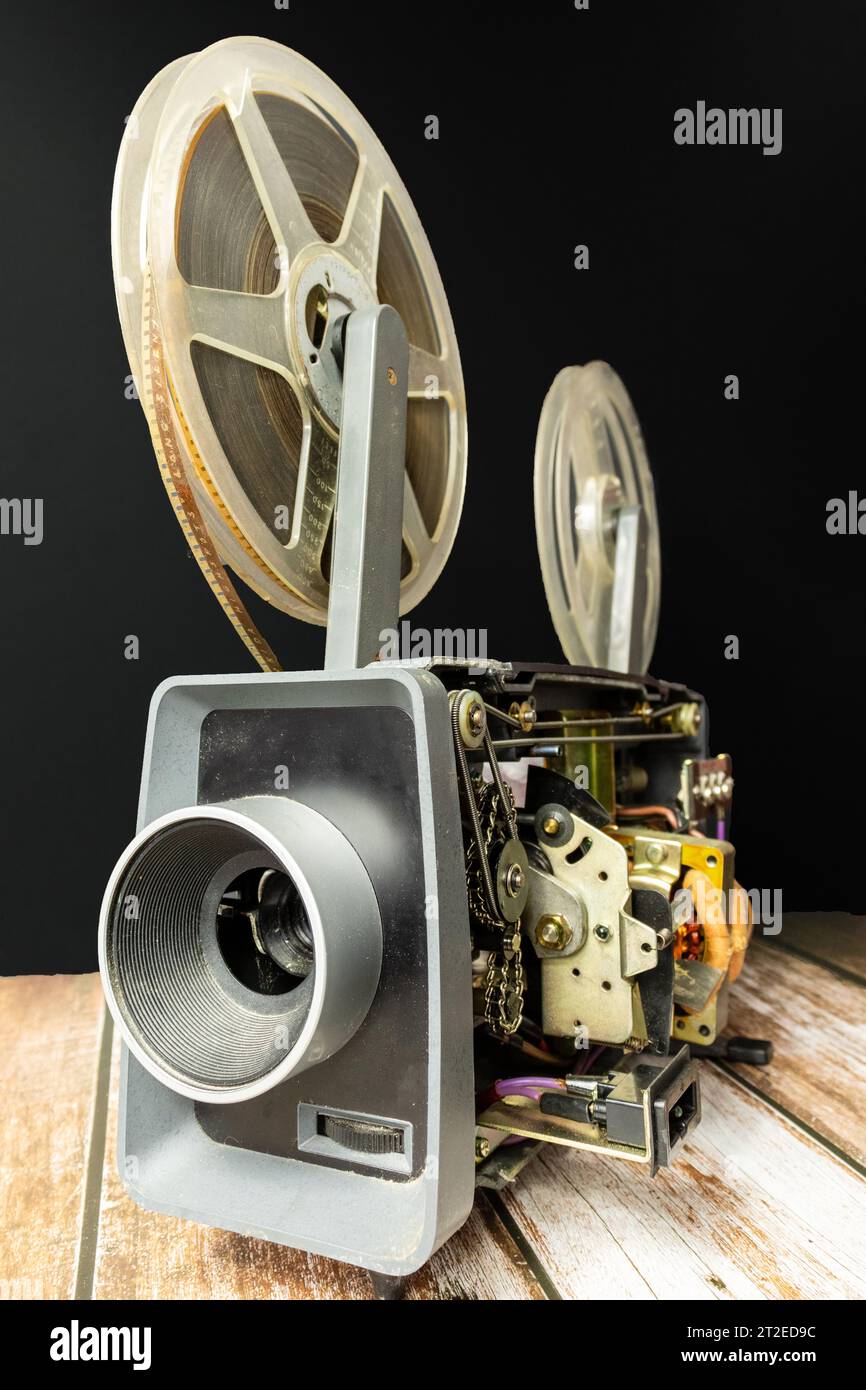 vecchio proiettore home cinema da 8 mm con componenti elettronici visibili Foto Stock