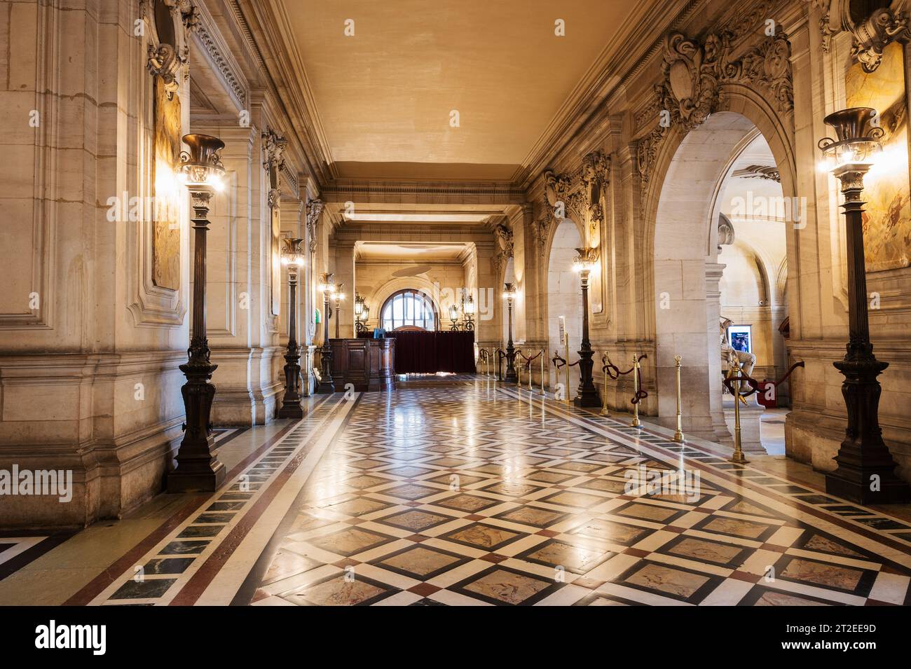 Parigi, Francia - agosto 28 2022: Interno dell'Opera Garnier a Parigi, che fu costruita tra il 1861 e il 1875. Teatro dell'Opera di Parigi. Bellissime pareti dorate e soffitti dipinti, fuoco selettivo Foto Stock