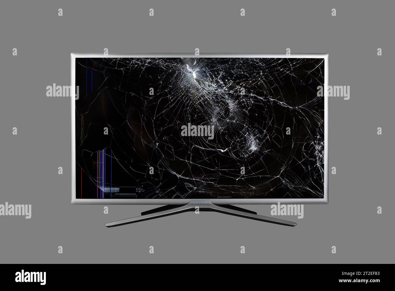 strisce colorate e crepe su uno schermo grigio rotto di un display a cristalli liquidi, monitor di computer o televisore full hd isolato su sfondo grigio Foto Stock
