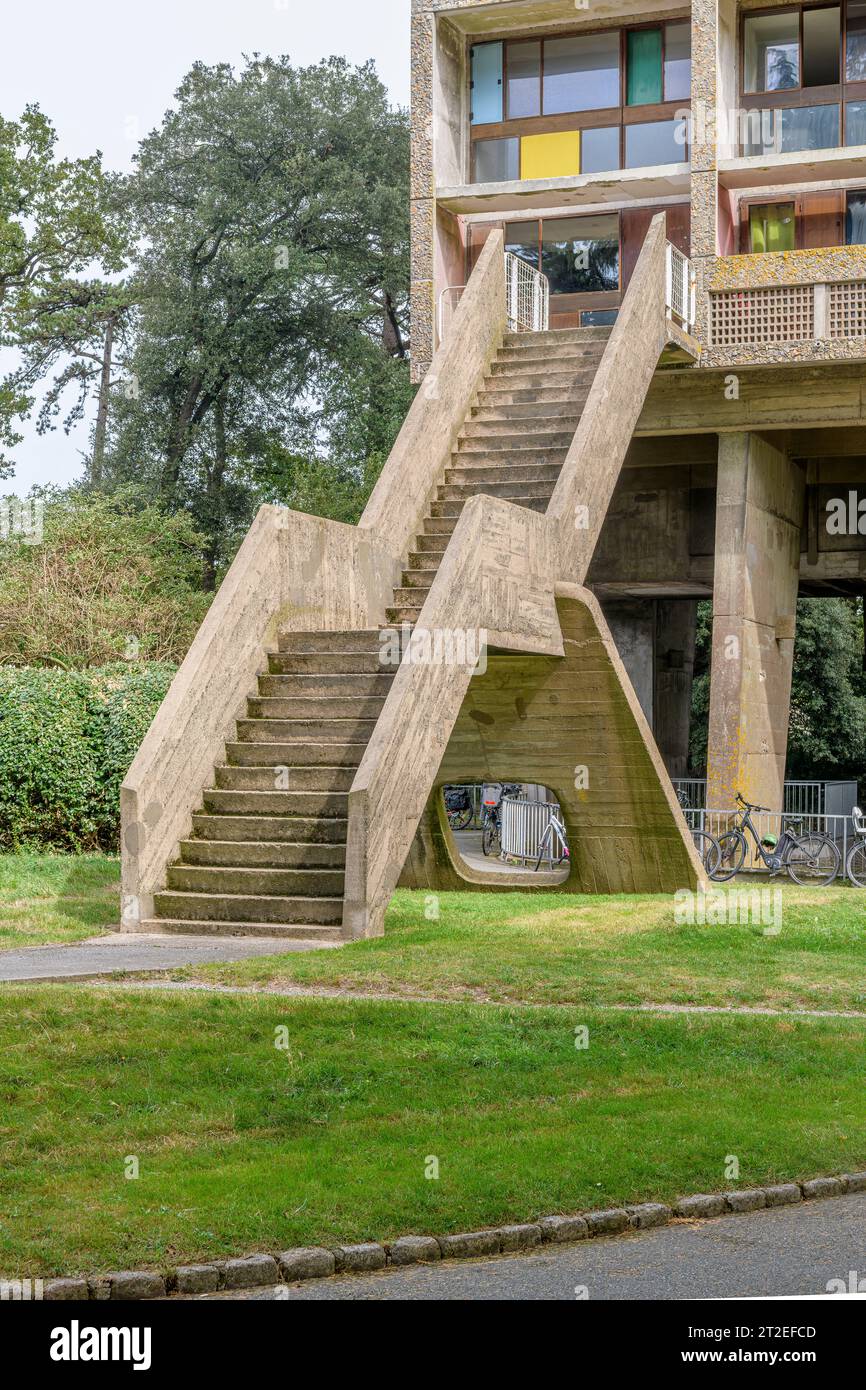 L'unica scala esterna della Maison d'Habitation di le Corbusier a Reze a sud di Nantes. Conosciuto anche come la Maison Radieuse le Corbusier. Foto Stock
