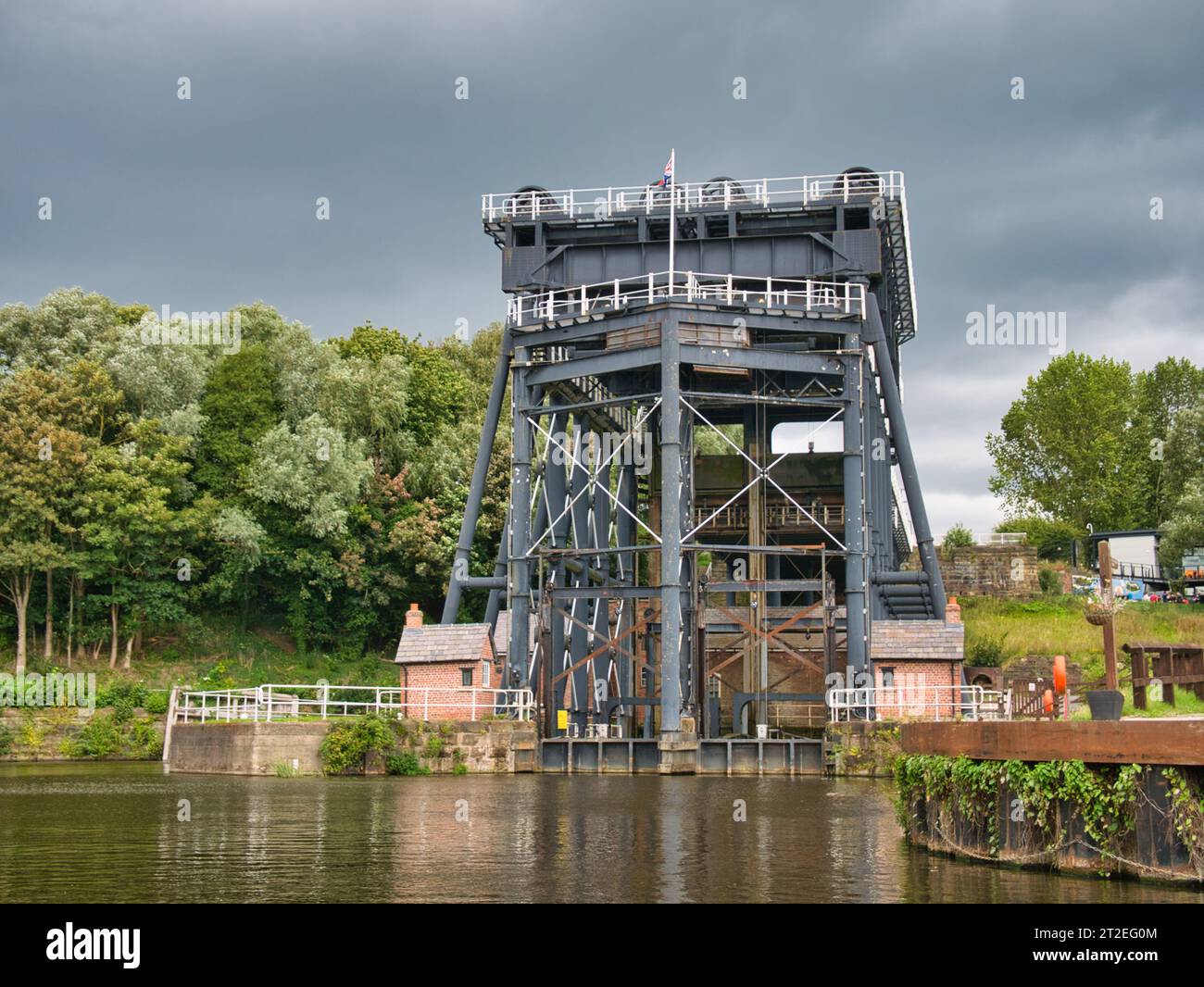 Anderton Boat Lift vicino a Northwich nel Cheshire, Regno Unito. Un blocco di sollevamento a due canali che fornisce un collegamento verticale di 50 piedi. Foto Stock