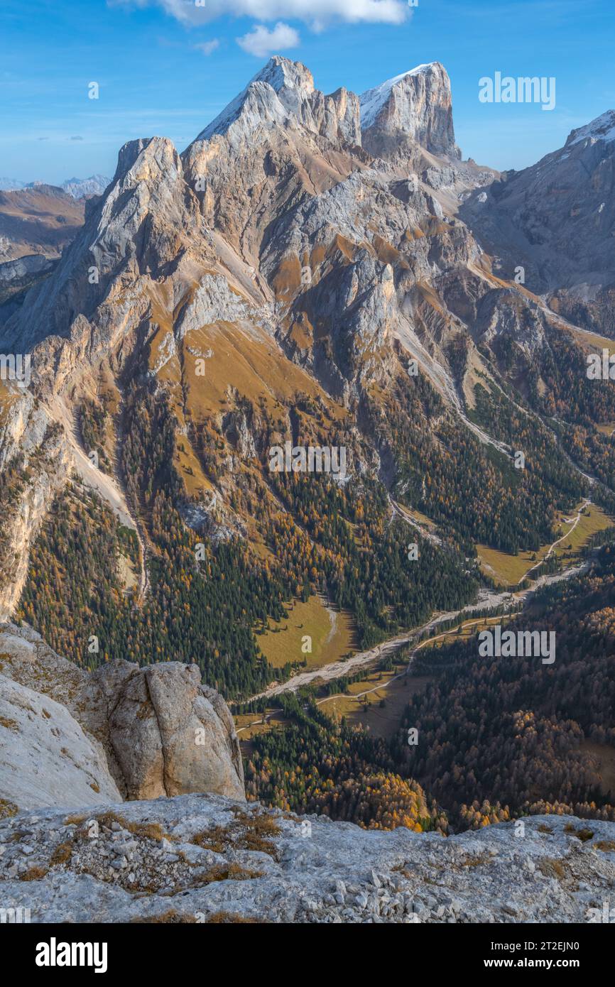 Marmolada, regina delle Dolomiti, imponente montagna che torreggia la sottostante valle di Contrin. Vegetazione autunnale in alta montagna. Foto Stock