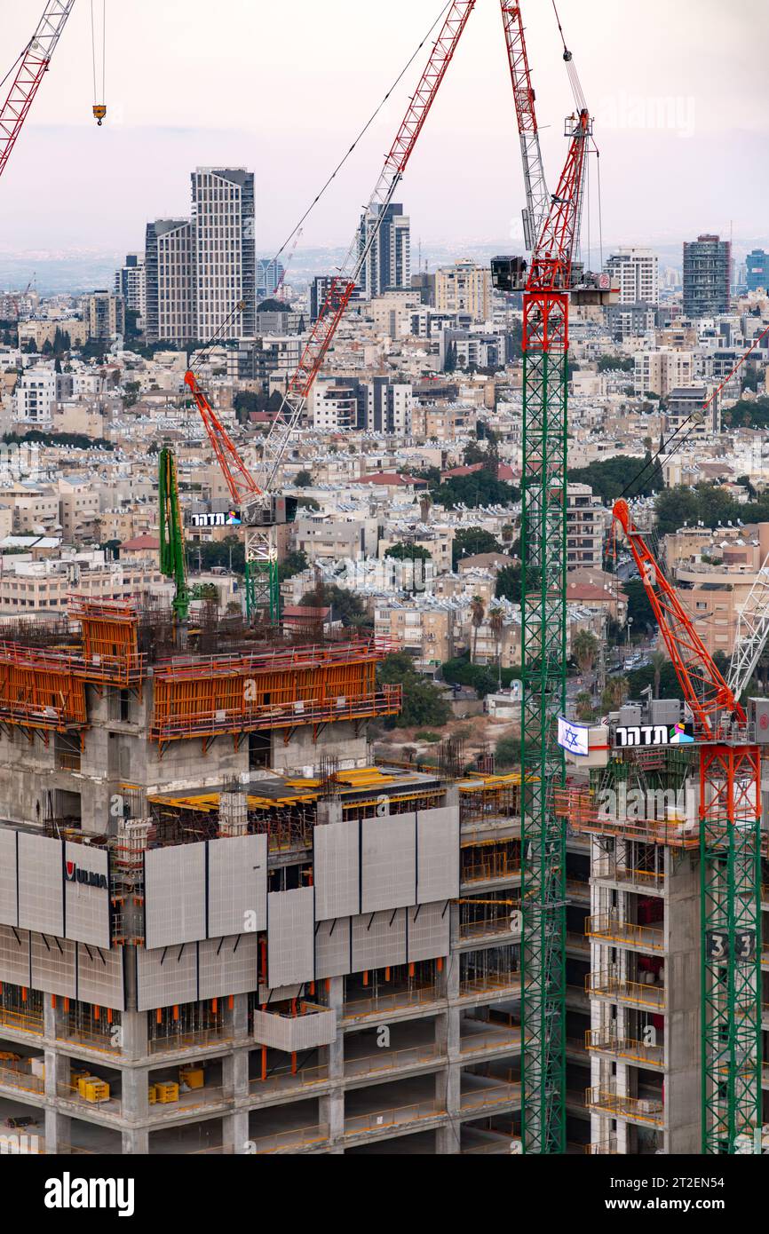Tel Aviv, Israele - 14 ottobre 2023 - Vista aerea degli edifici e a Givatayim da Tel Aviv, Israele. Foto Stock