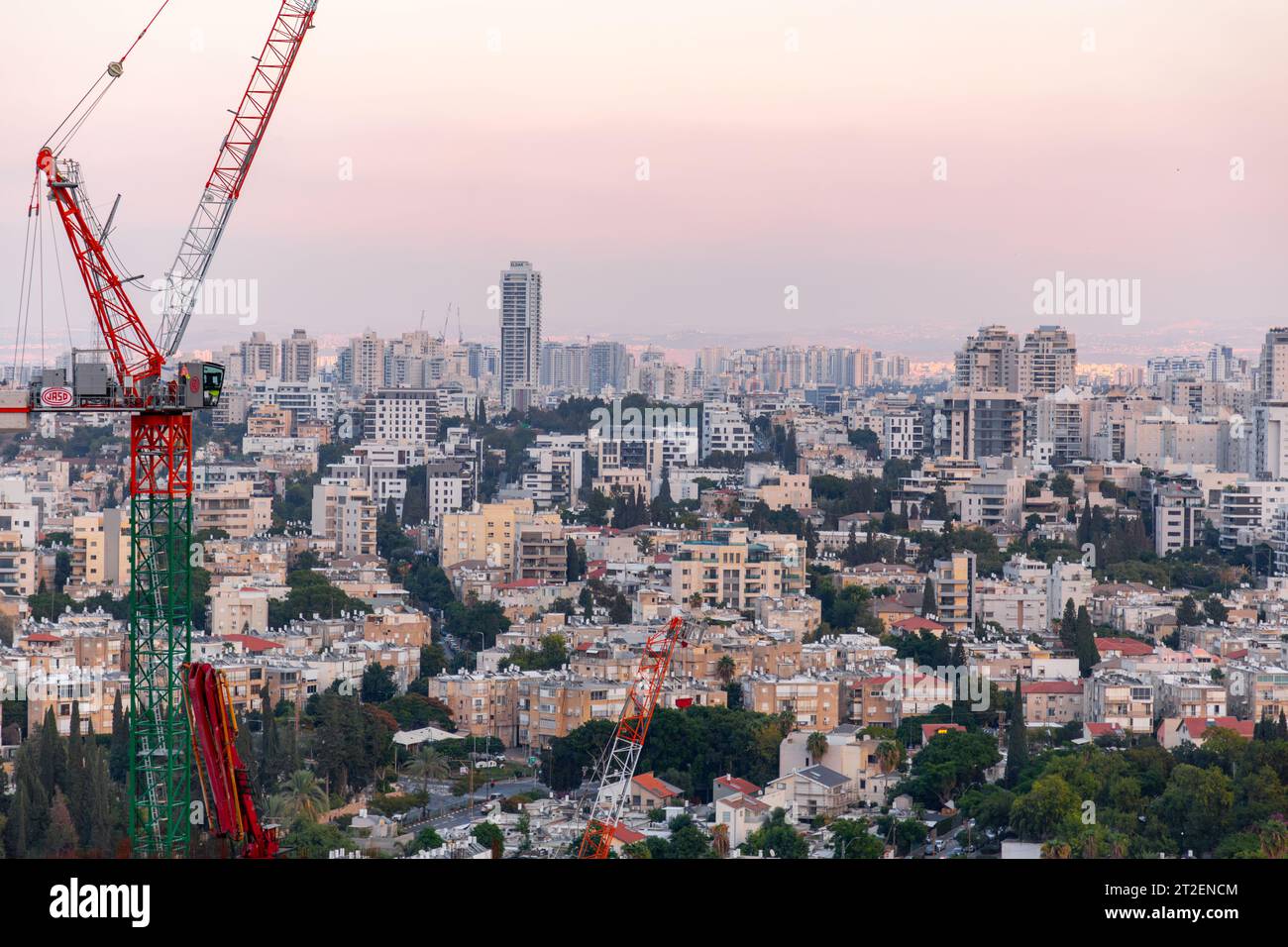 Tel Aviv, Israele - 14 ottobre 2023 - Vista aerea degli edifici e a Givatayim da Tel Aviv, Israele. Foto Stock