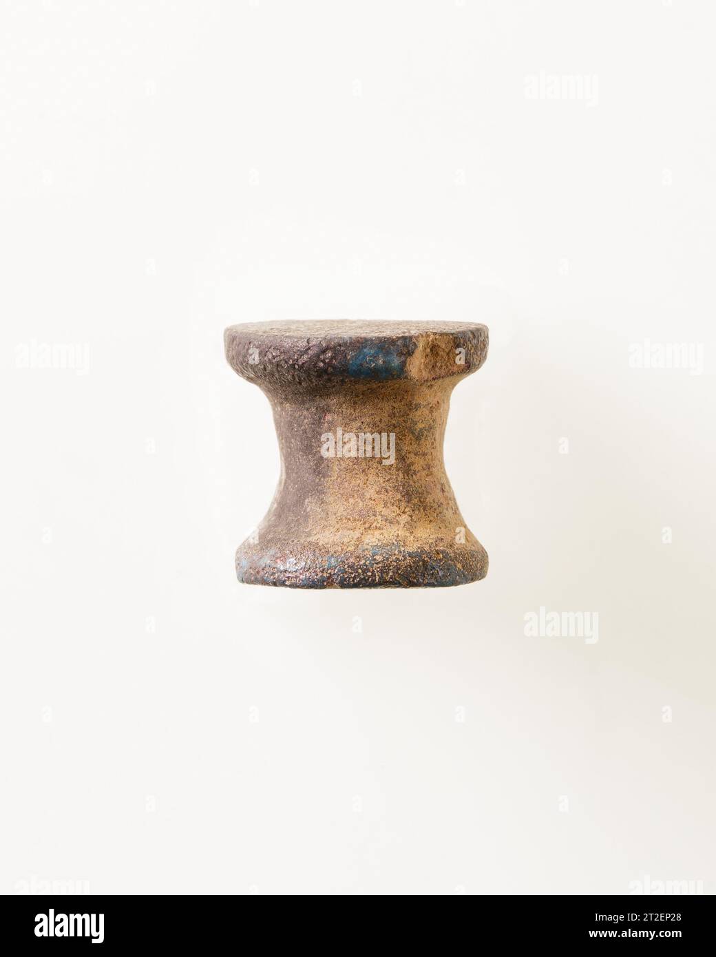 Pezzo a forma di rocchetto terzo periodo intermedio - tardo periodo ca. 1070–525 a.C. per saperne di più. Pezzo da gioco a forma di rocchetto. ca. 1070–525 A.C. Blue Faience. Terzo periodo intermedio - periodo tardivo. Dall'Egitto, dall'alto Egitto, da Tebe, dagli scavi dello sceicco Abd el-Qurna, MMA. Dinastia 21–26 Foto Stock