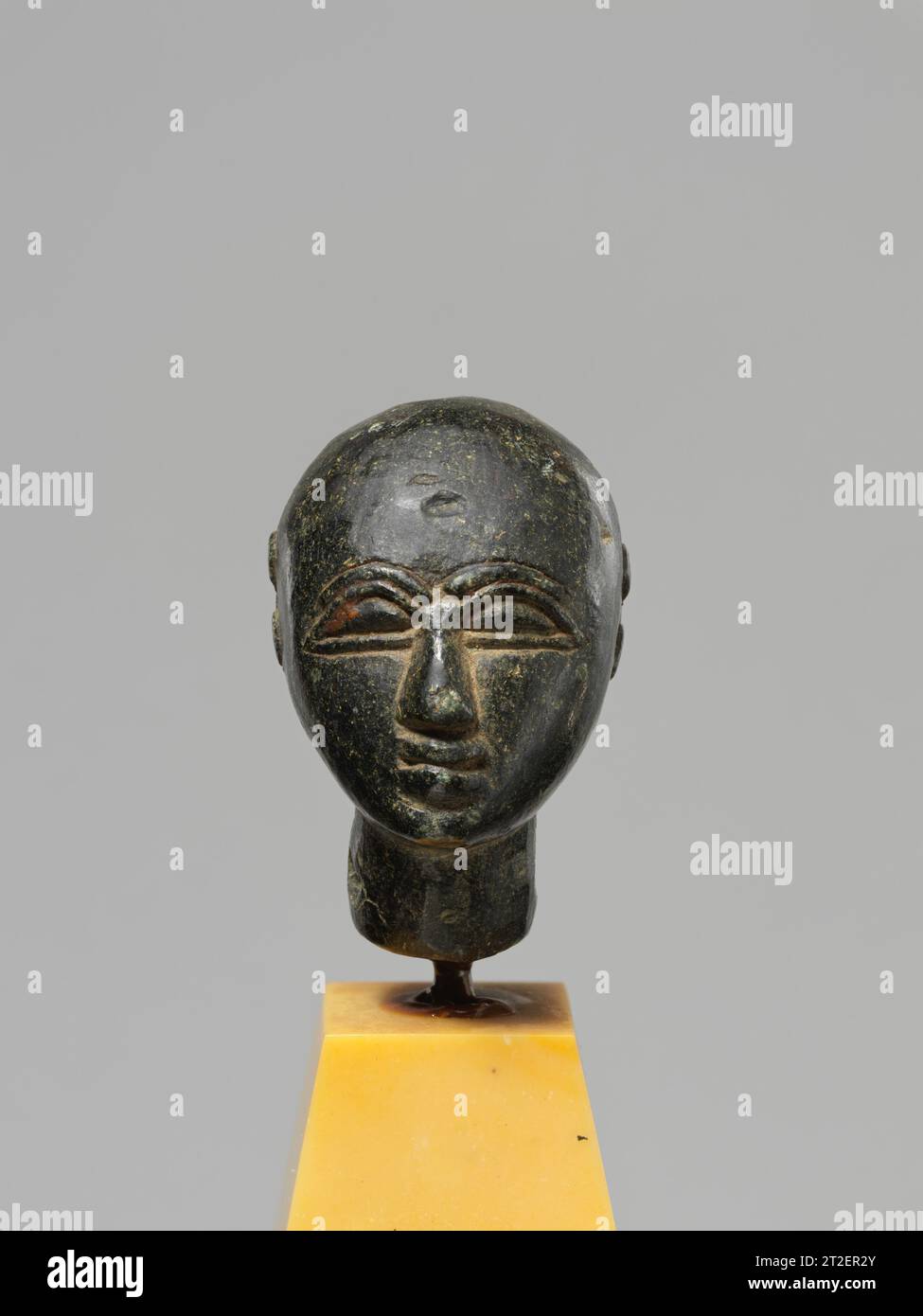 Head, probabilmente da una statuetta composita Meroitic CA. 532 a.C.–339 d.C. questa testa enigmatica mostra caratteristiche che non sono caratteristiche dell'arte egiziana. La cosa più distintiva è il rendering degli occhi e della testa della figura. Queste caratteristiche potrebbero indicare origini mesopotamiche, Meroitiche o Axumite. Il collo della figura è forato, suggerendo che potrebbe essere stato attaccato a un corpo separato. Visualizza altro. Testa, probabilmente da una statuetta composita. ca. 532 a.C.–339 d.C. serpentina. Meroitic. Dall'Egitto e dal Sudan Foto Stock