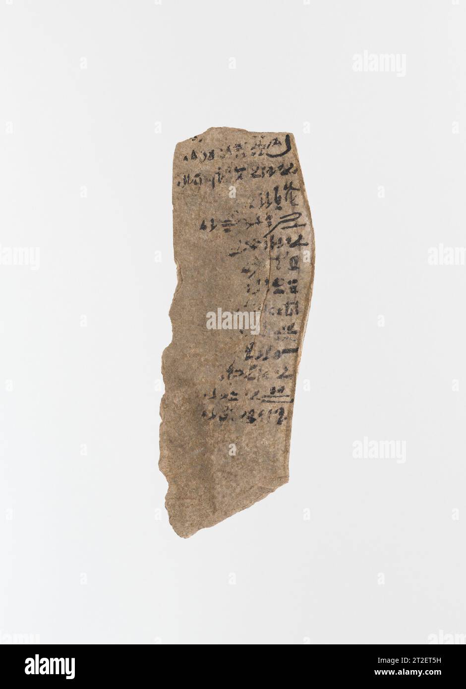 Ostracon con iscrizione ieratica New Kingdom, Ramesside - tardo periodo ca. 1295–525 a.C. per saperne di più. Ostracon con iscrizione ieratica. ca. 1295–525 A.C. Calcare, inchiostro. Nuovo Regno, Ramesside - tardo periodo. Dall'Egitto, alto Egitto, Tebe, Asasif meridionale, Royal cache Valley, più in alto nella valle del 22.3,22, scavi MMA, 1919-20. Dinastia 19–26 Foto Stock