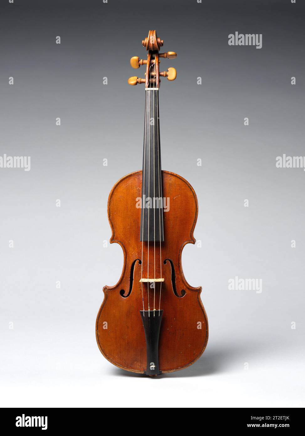 Violino piccolo attribuito a Joseph Hill britannico ca. 1750 questo violino di piccole dimensioni è una rara forma dello strumento noto come violino piccolo. Strumenti come questo furono usati per suonare passaggi più alti nella musica da gruppo scritta nel XVII e XVIII secolo. Più notoriamente, c'è una parte per un violino piccolo nel primo Concerto Brandeburgo di J. S. Bach. Mentre le tecniche di suonare cambiavano nella seconda metà del XVIII secolo, i violinisti cominciarono a spostare le mani più in alto sulla lavagna, permettendo loro di suonare questi passaggi più alti su strumenti standard. Violini sopravvissuti p Foto Stock