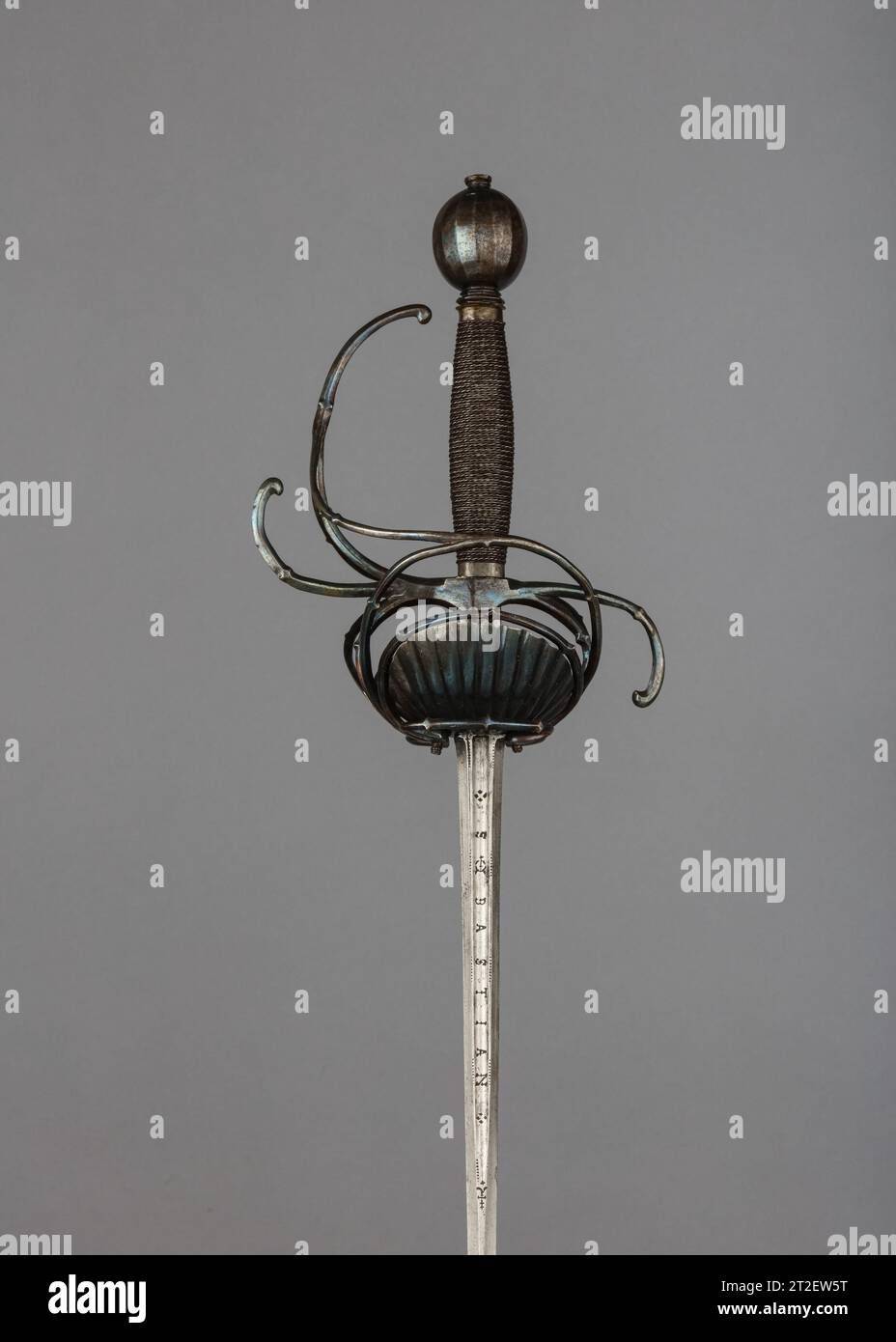 Lama Rapier, spagnolo ca. 1600 lo stupratore fu il principale braccio laterale civile per tutto il XVI e XVII secolo. Progettato per la recinzione di taglio e spinta di tecniche progressivamente complesse, lo stucco è caratterizzato da una lama a doppio taglio con punta acuta e da un'elaborata protezione per la mano. Le guardie, di solito di ferro o acciaio, erano soggette a una varietà di abbellimenti. Erano incise, cesellate, dorate, damascate e incrostate di oro e argento in linea con gli stili alla moda. Se non diversamente specificato, i materiali, le attribuzioni e la datazione riportati qui si riferiscono alla Foto Stock