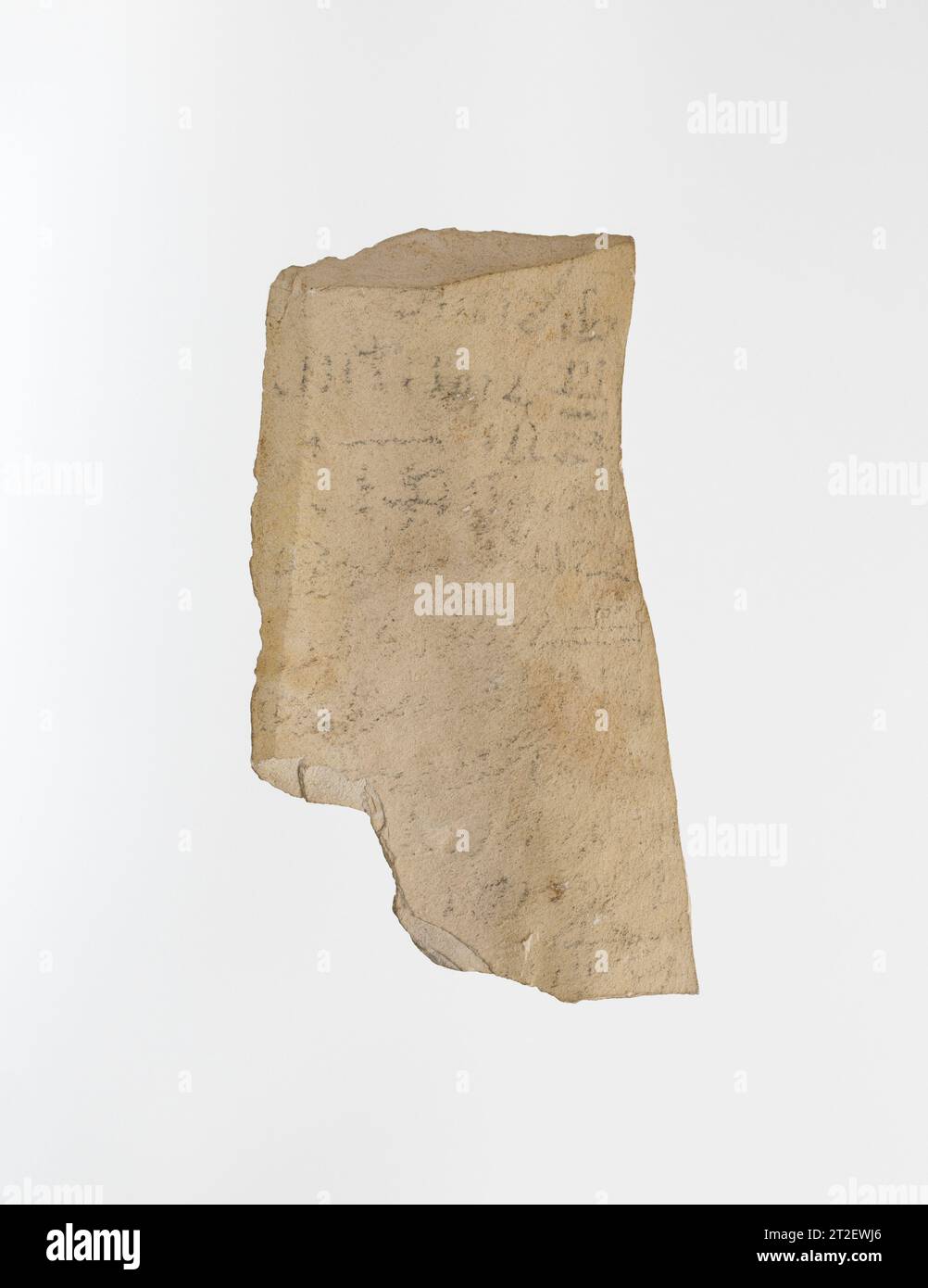 Ostracon con iscrizione ieratica New Kingdom, Ramesside - tardo periodo ca. 1295–525 a.C. per saperne di più. Ostracon con iscrizione ieratica. ca. 1295–525 A.C. Calcare, inchiostro. Nuovo Regno, Ramesside - tardo periodo. Dall'Egitto, alto Egitto, Tebe, Asasif meridionale, Royal cache Valley, più in alto nella valle del 22.3,22, scavi MMA, 1919-20. Dinastia 19–26 Foto Stock