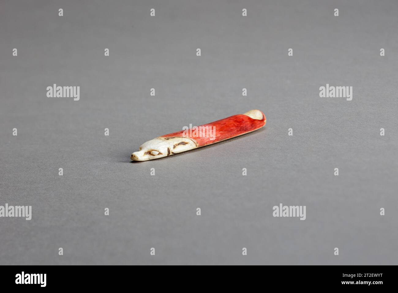 Lancia Stick New Kingdom CA. 1400–1295 a.C. lanci di bastoni come questo furono usati come contatori, come i dadi, per determinare le mosse di giochi da tavolo come senet e venti quadrati. I bastoncini di lancio 19.2,19-27a, b sono solitamente visualizzati con la scatola da gioco di Taia. Visualizza altro. Lancia Stick. ca. 1400–1295 A.C. Avorio (colorato). Nuovo Regno. Dall'Egitto; probabilmente dall'alto Egitto, Tebe. Dynasty 18, seconda metà Foto Stock