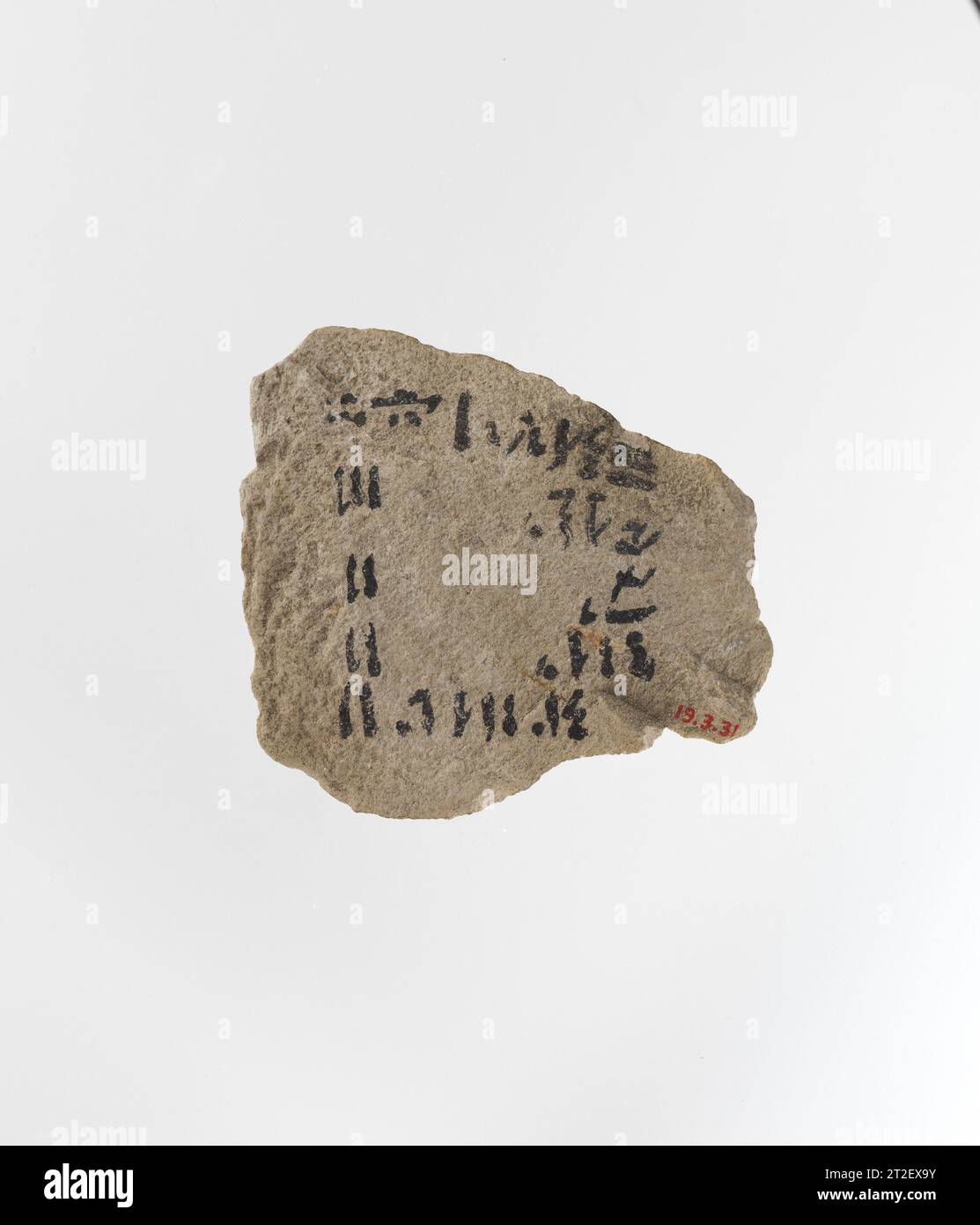 Ostracon con iscrizione ieratica New Kingdom, Ramesside - tardo periodo ca. 1295–525 a.C. per saperne di più. Ostracon con iscrizione ieratica. ca. 1295–525 A.C. Calcare, inchiostro. Nuovo Regno, Ramesside - tardo periodo. Dall'Egitto, alto Egitto, Tebe, Asasif, ad est di Pabasa, Radim, MMA scavi, 1918–19. Dinastia 19–26 Foto Stock