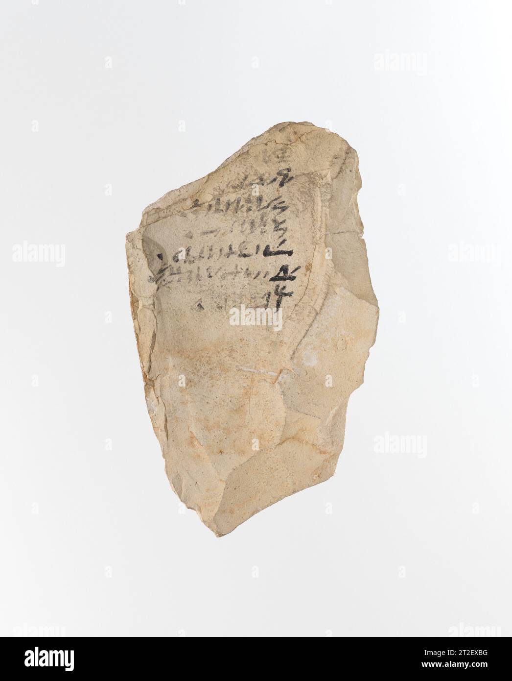 Ostracon con iscrizione ieratica New Kingdom, Ramesside - tardo periodo ca. 1295–525 a.C. per saperne di più. Ostracon con iscrizione ieratica. ca. 1295–525 A.C. Calcare, inchiostro. Nuovo Regno, Ramesside - tardo periodo. Dall'Egitto, alto Egitto, Tebe, Asasif meridionale, Royal cache Valley, più in alto nella valle del 22.3,22, scavi MMA, 1919-20. Dinastia 19–26 Foto Stock