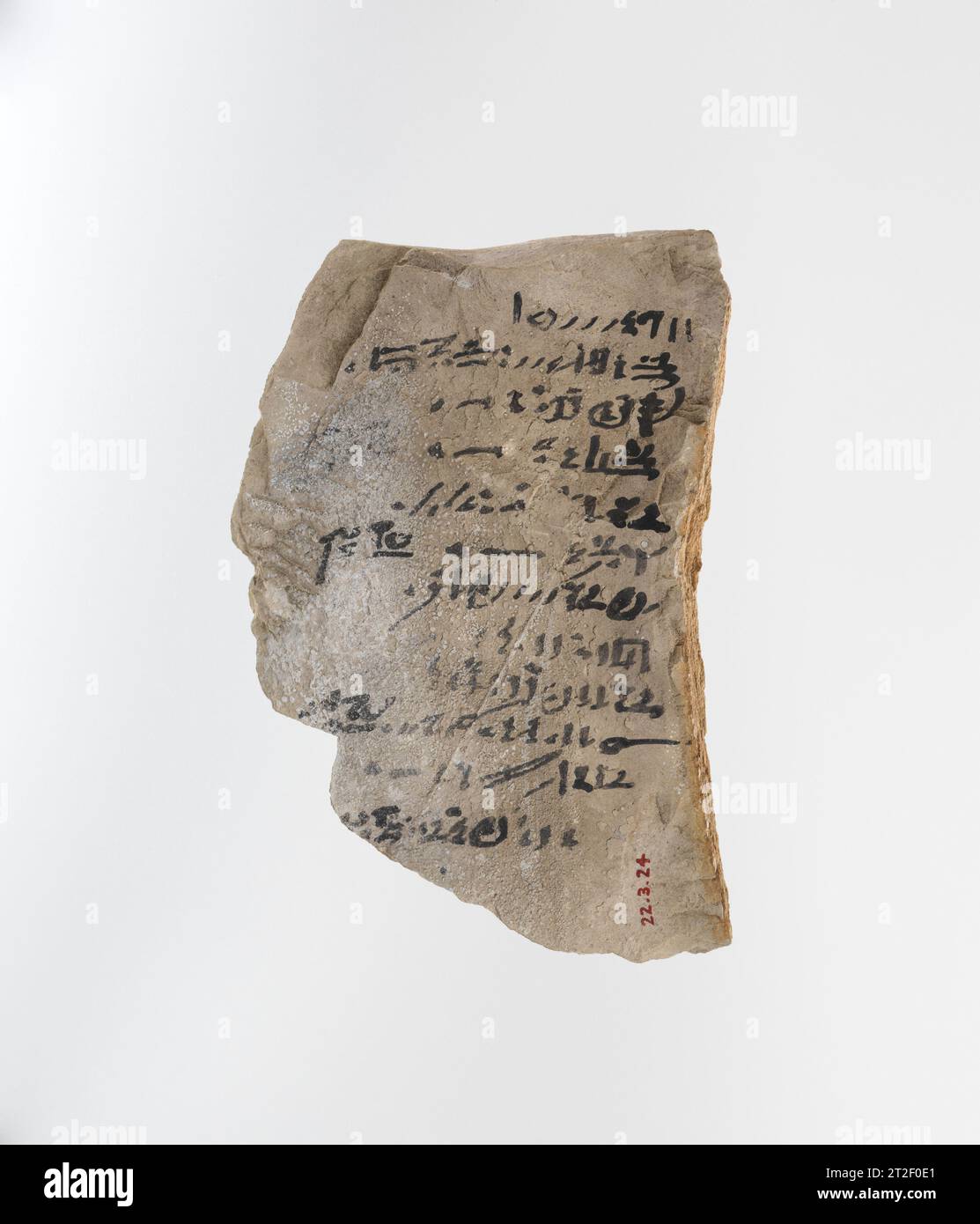 Ostracon con iscrizione ieratica New Kingdom, Ramesside - tardo periodo ca. 1295–525 a.C. per saperne di più. Ostracon con iscrizione ieratica. ca. 1295–525 A.C. Calcare, inchiostro. Nuovo Regno, Ramesside - tardo periodo. Dall'Egitto, alto Egitto, Tebe, Asasif meridionale, Royal cache Valley, più in alto nella valle del 22.3,22, scavi MMA, 1919-20. Dinastia 19–26 Foto Stock