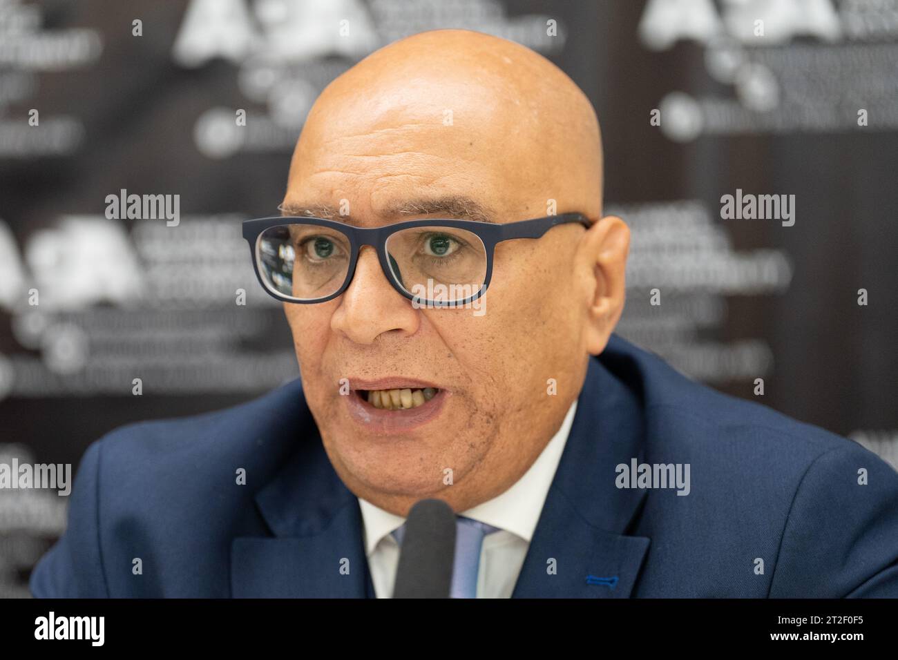 Lee Jasper, presidente dell'Alliance for Police Accountability durante una conferenza stampa al Centro IDPAD di Londra, dopo che un ragazzo di 13 anni è stato circondato dalla polizia armata quando un ufficiale ha scambiato la pistola ad acqua per una pistola vera. Data di emissione: Giovedì 19 ottobre 2023. Foto Stock