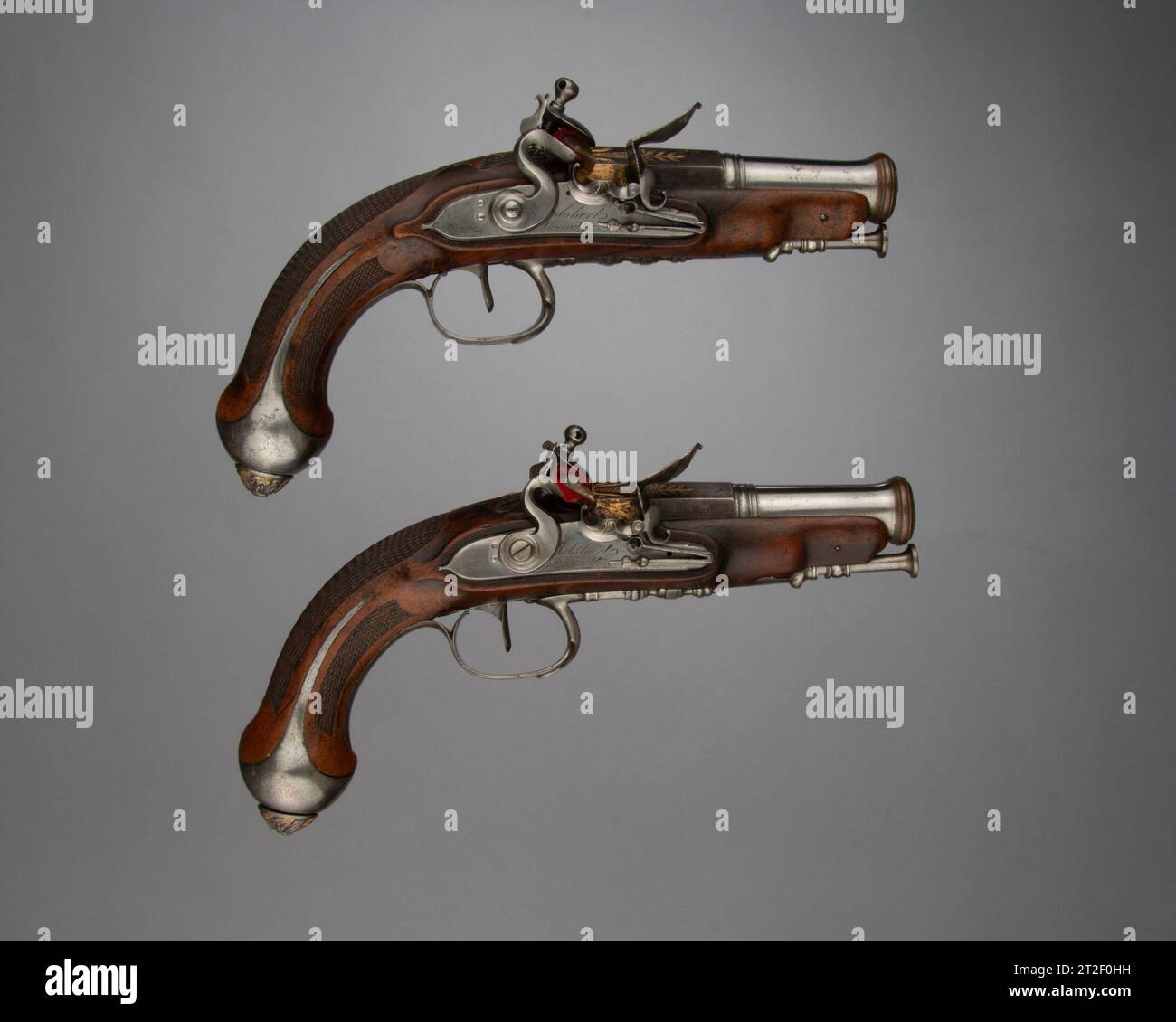 Coppia di pistole Flintlock Gunsmith Jalabert-Lamotte francese fine XVIII secolo Visualizza altro. Coppia di pistole Flintlock. Francese, St. Etienne. fine del xviii secolo. Legno, acciaio, oro. St. Etienne. Armi da fuoco-pistole-Flintlock Foto Stock