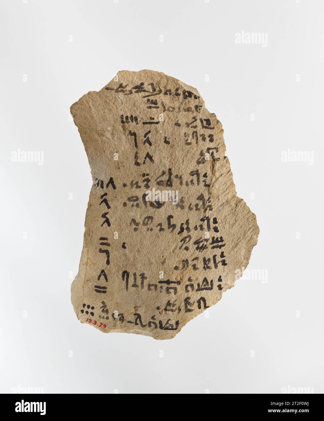 Ostracon con iscrizione ieratica New Kingdom, Ramesside - tardo periodo ca. 1295–525 a.C. per saperne di più. Ostracon con iscrizione ieratica. ca. 1295–525 A.C. Calcare, inchiostro. Nuovo Regno, Ramesside - tardo periodo. Dall'Egitto, alto Egitto, Tebe, Asasif, ad est di Pabasa, Radim, MMA scavi, 1918–19. Dinastia 19–26 Foto Stock