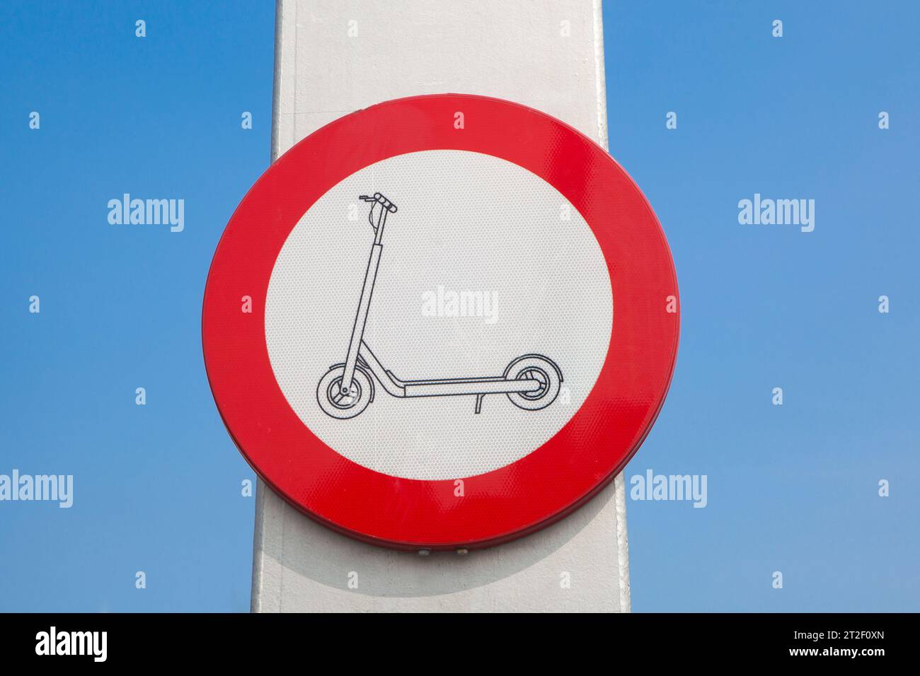 Cartello di divieto per gli scooter elettrici. Regolamento che vieta agli e-scooter di percorrere sentieri pedonali Foto Stock