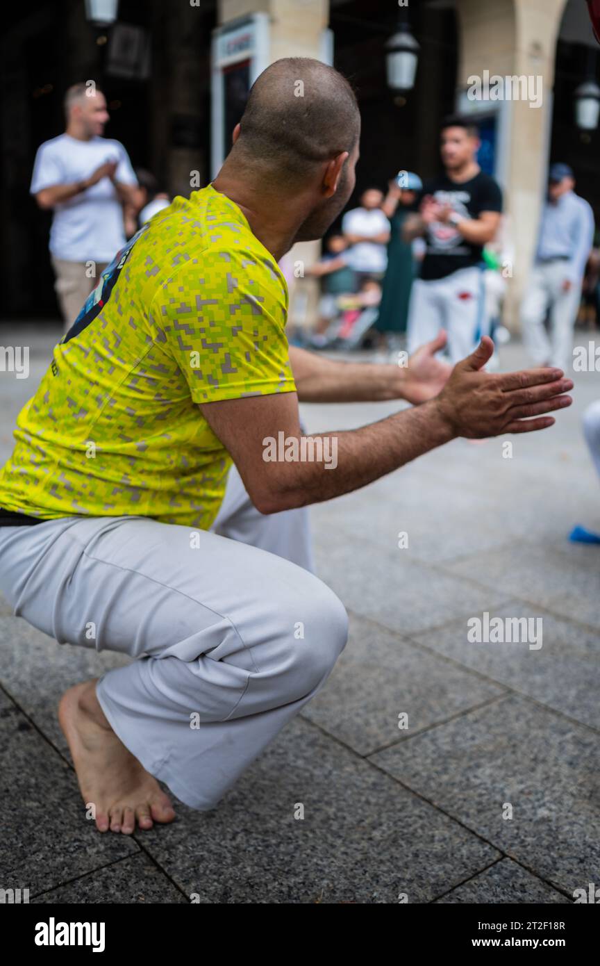 I membri di Mestre Branco Capoeira Escola manifestano in strada durante le feste di El Pilar a Saragozza, Aragona, Spagna Foto Stock