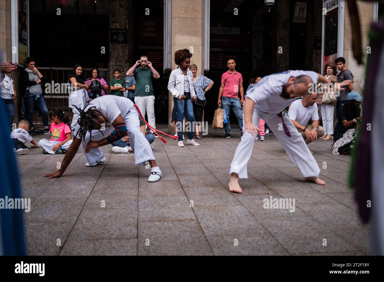 I membri di Mestre Branco Capoeira Escola manifestano in strada durante le feste di El Pilar a Saragozza, Aragona, Spagna Foto Stock