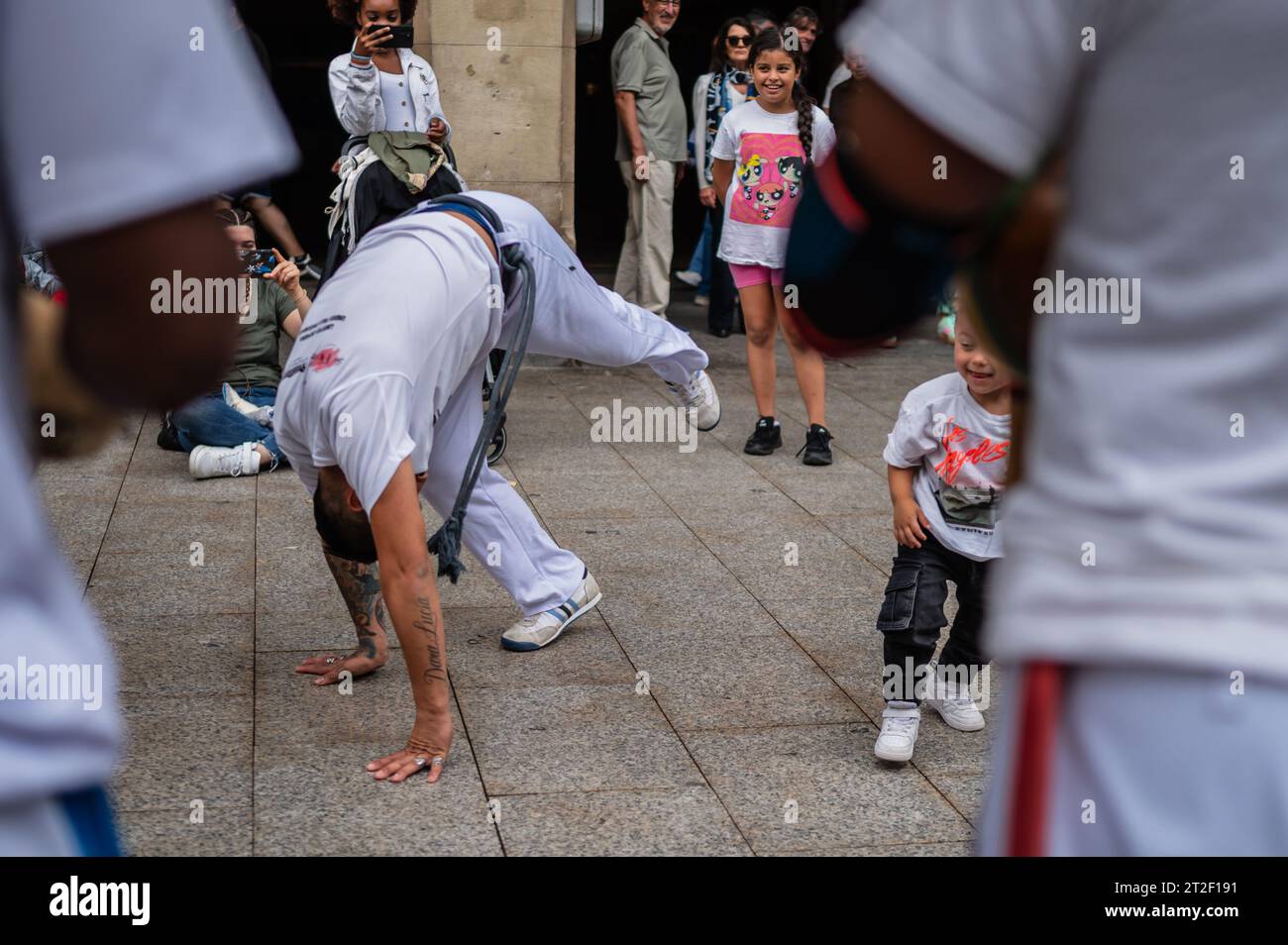 I membri di Mestre Branco Capoeira Escola manifestano in strada durante le feste di El Pilar a Saragozza, Aragona, Spagna Foto Stock