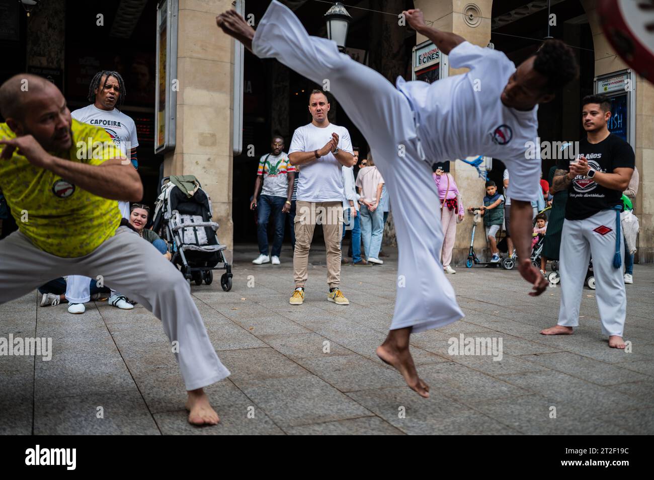 I membri di Mestre Branco Capoeira Escola manifestano in strada durante le feste di El Pilar a Saragozza, Aragona, Spagna Foto Stock