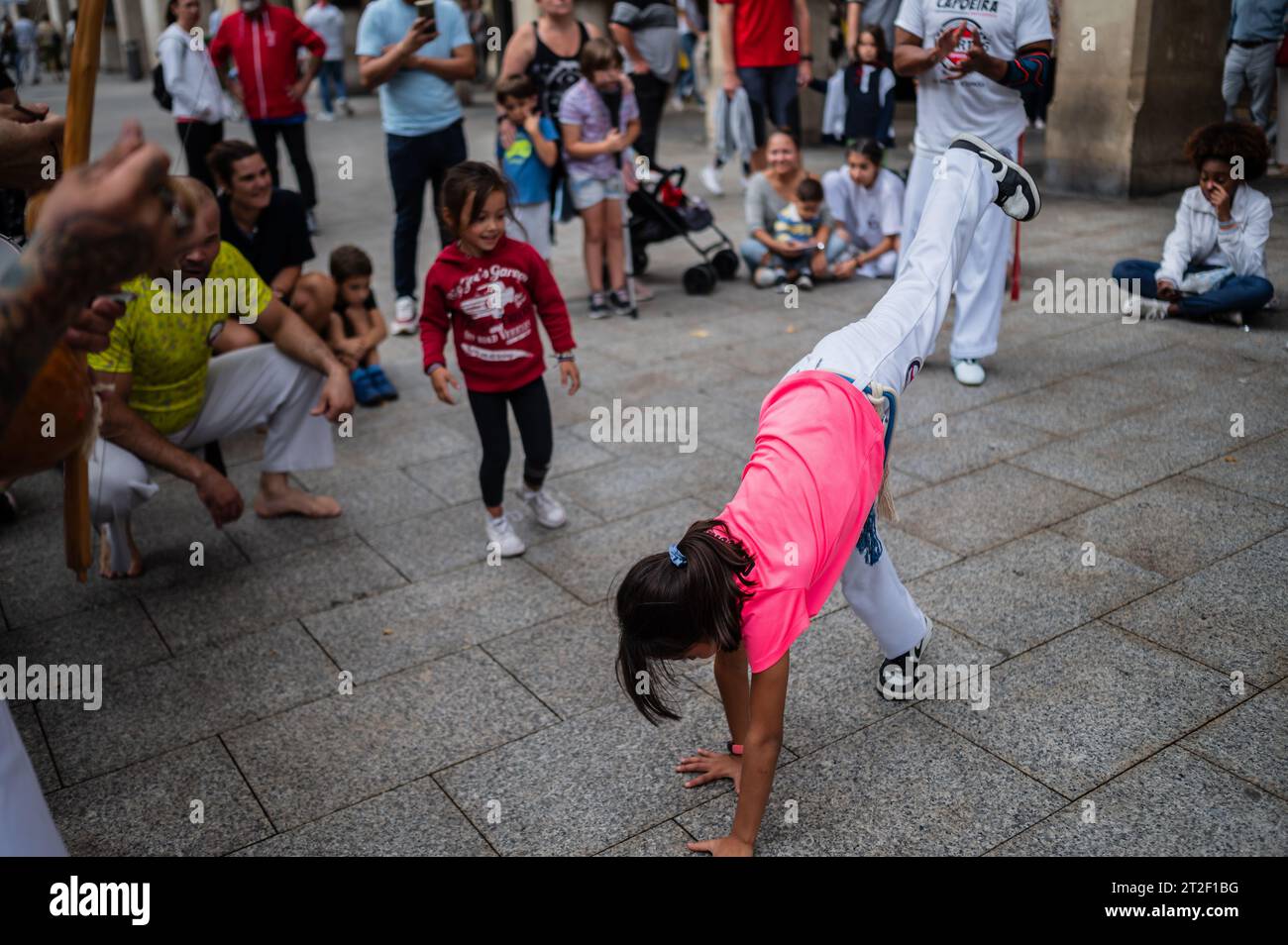 I membri di Mestre Branco Capoeira Escola manifestano in strada durante le feste di El Pilar a Saragozza, Aragona, Spagna Foto Stock