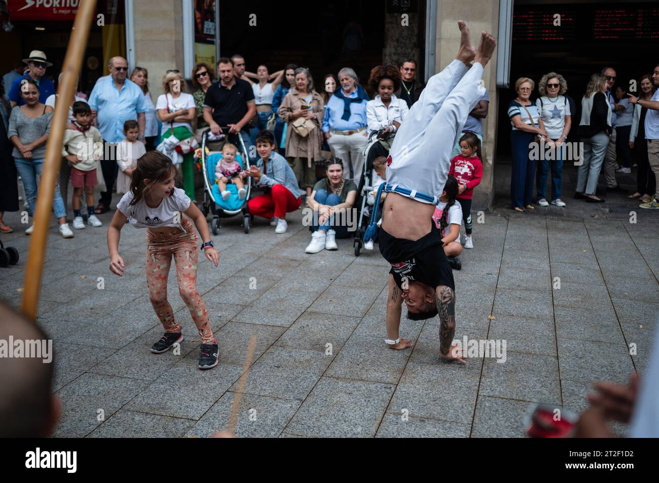 I membri di Mestre Branco Capoeira Escola manifestano in strada durante le feste di El Pilar a Saragozza, Aragona, Spagna Foto Stock