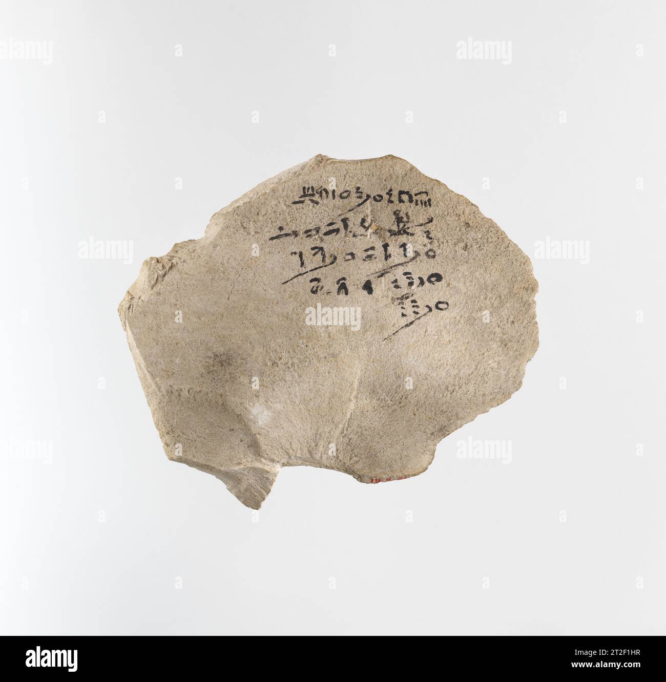 Ostracon con iscrizione ieratica New Kingdom, Ramesside - tardo periodo ca. 1295–525 a.C. per saperne di più. Ostracon con iscrizione ieratica. ca. 1295–525 A.C. Calcare, inchiostro. Nuovo Regno, Ramesside - tardo periodo. Dall'Egitto, alto Egitto, Tebe, Asasif, ad est di Pabasa, Radim, MMA scavi, 1918–19. Dinastia 19–26 Foto Stock
