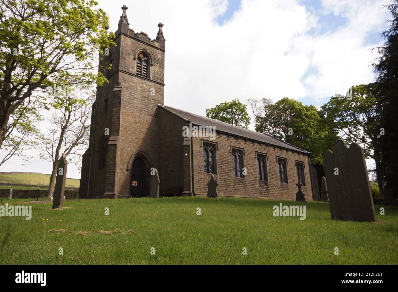 Christ Church Lothersdale, North Yorkshire, Inghilterra, Regno Unito - edificio completato nel 1838 con intaglio di topi sulla porta d'ingresso da Robert (Mouseman) Tho Foto Stock