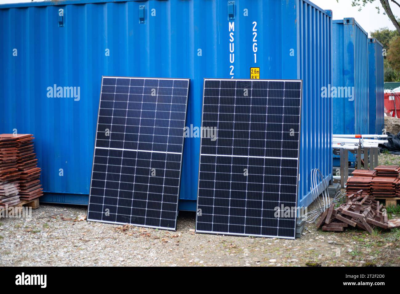 PV-Anlage beim Presserundgang AM 19.10.2023 in München durch den Harthof und Besichtigung des ersten und Groß angelegten Photovoltaik-Projekts von GWG und SWM. Durch die Kooperation der beiden städtischen Tochtergesellschaften wird der vor Ort gewonnene Solarstrom direkt in die Haushalte eingespeist und bietet damit für die Mieter*innen eine nicht nur umweltfreundliche, sondern auch günstigere Stromversorgung. -- impianto fotovoltaico in occasione del press tour del 19 ottobre 2023 a Monaco, Germania, attraverso la Harthof e l'ispezione del primo e grande progetto fotovoltaico di GWG e SWM. Attraverso Foto Stock