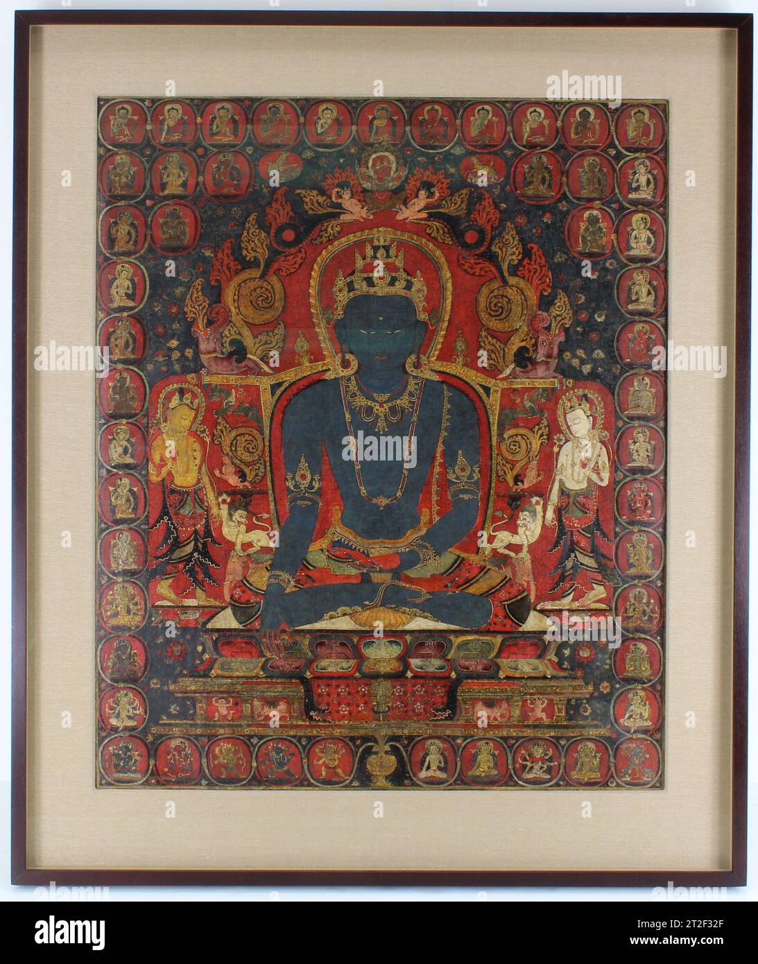Il trascendente Buddha Akshobhya Unidentified (XIII secolo o inizio XIV secolo) Akshobhya, il “immobile”, è uno dei soggetti classici della pittura tibetana, una rappresentazione di uno dei cinque Buddha trascendenti che presiedevano il Buddhismo Vajrayana. Incarna la mente pura che distingue la realtà (superiore) dall'illusione (materiale), simboleggiata dal potere dello scettro vajra che mostra davanti al suo trono. Egli è inteso per incarnare la massima espressione del potere di pacificare l'aggressione e trasmutarla in saggezza. Questo dipinto funzionava come uno di cinque di questi dipinti, Foto Stock