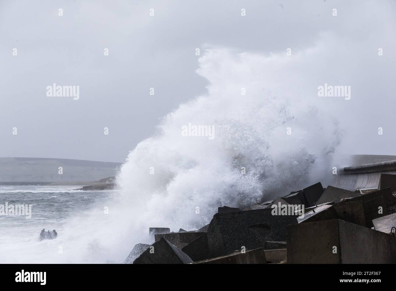 Orkney, Regno Unito. 19 ottobre 2023. METEO del Regno Unito: La tempesta Babet colpisce le Orcadi con venti di burrasca mentre il Met Office ha emesso un avvertimento meteorologico giallo per il nord-est della Scozia. I forti venti causano onde che si schiantano sulla A961 che attraversa una delle barriere Churchill sulle isole. Crediti: Peter Lopeman/Alamy Live News Foto Stock