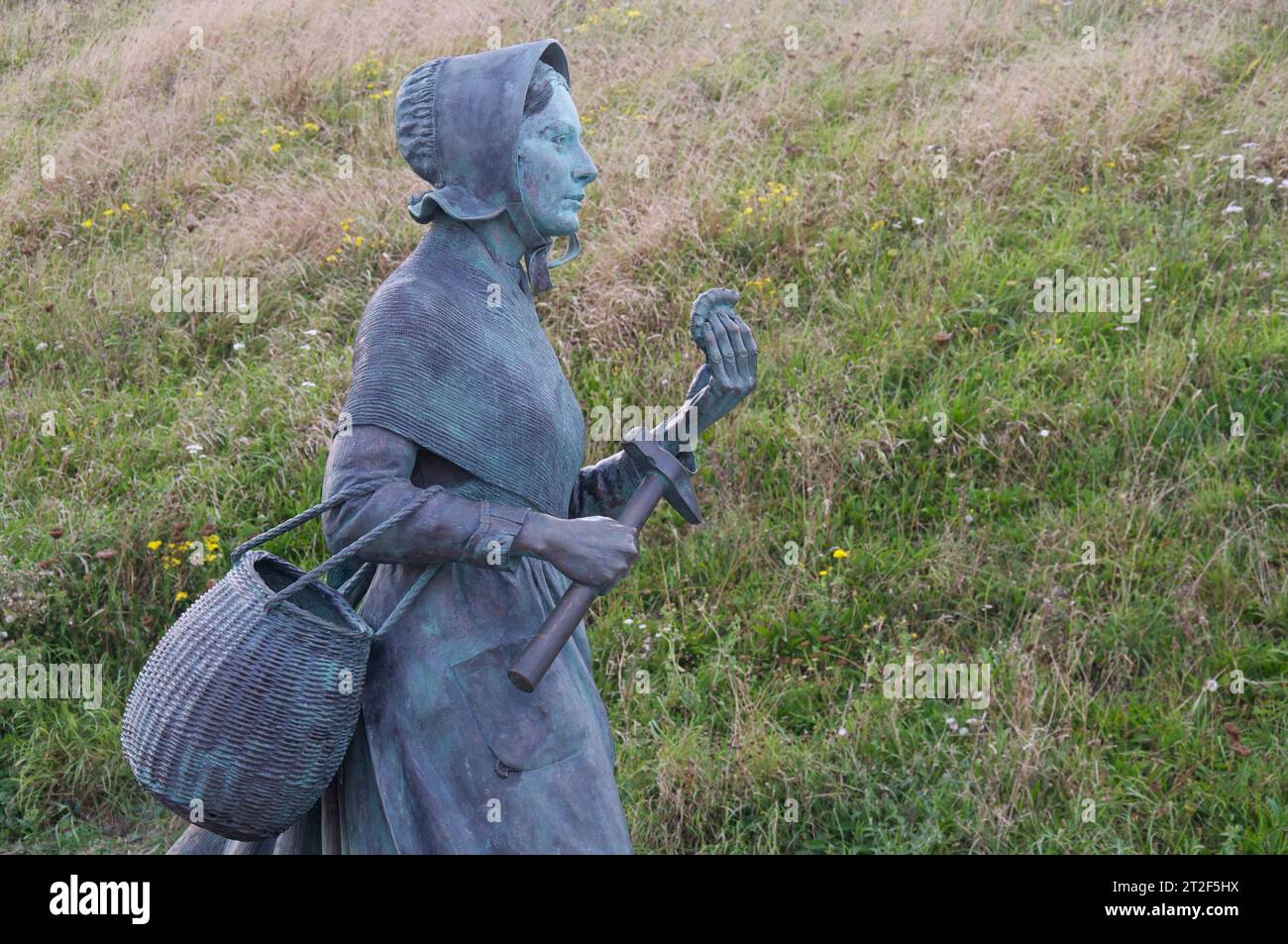 Statua in bronzo della paleontologo pionieristica e cacciatrice di fossili Mary Anning 1799-1847. Dello scultore Denise Dutton. Lyme Regis, Dorset, Jurassic Coast. Foto Stock
