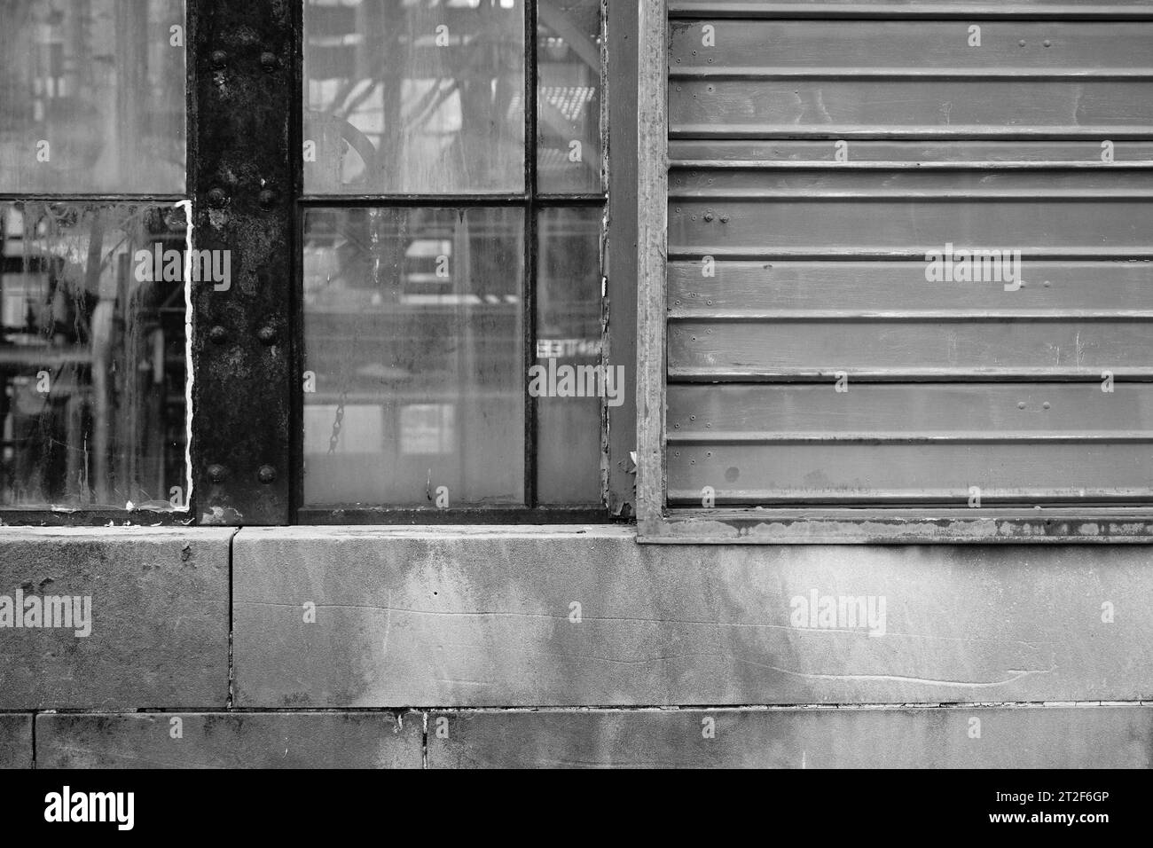 Finestre e tapparelle sporche in edifici industriali retrò Foto Stock