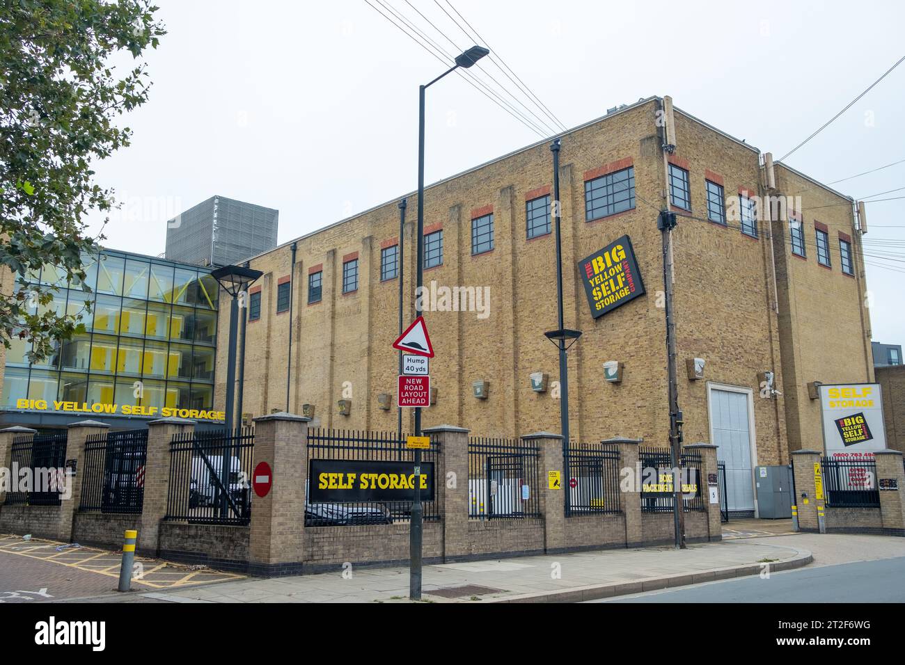 Londra - 2 ottobre 2023: Big Yellow Storage in Townmead Road, SW6. Catena di unità autobloccanti. Foto Stock