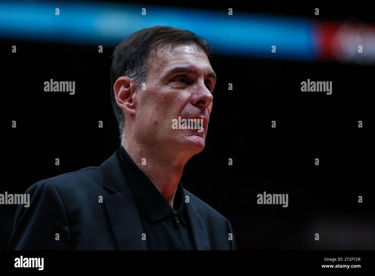 Geogios Bartzokas Head Coach dell'Olympiacos Pireo visto durante la partita della stagione regolare turca EuroLeague Round 3 tra EA7 Emporio Armani Milan e Olympiacos Pireo al Mediolanum Forum. (Foto di Fabrizio Carabelli / SOPA Images/Sipa USA) Foto Stock