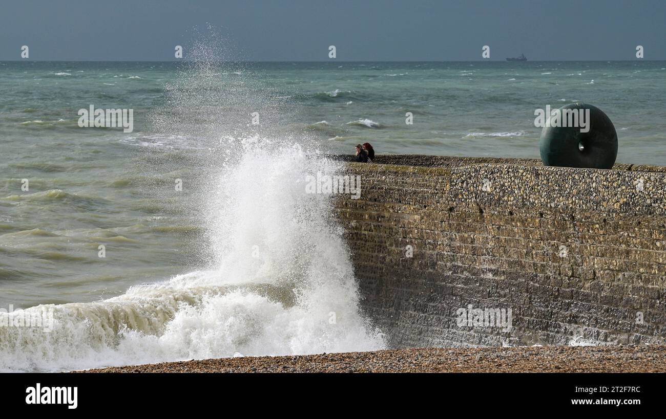 Brighton Regno Unito 19 ottobre 2023 - le onde si schiantano sulla spiaggia e sul lungomare di Brighton durante una giornata ventosa lungo la costa meridionale mentre Storm Babet colpisce parti della Gran Bretagna con avvisi meteorologici rossi emessi in Scozia: Credit Simon Dack / Alamy Live News Foto Stock