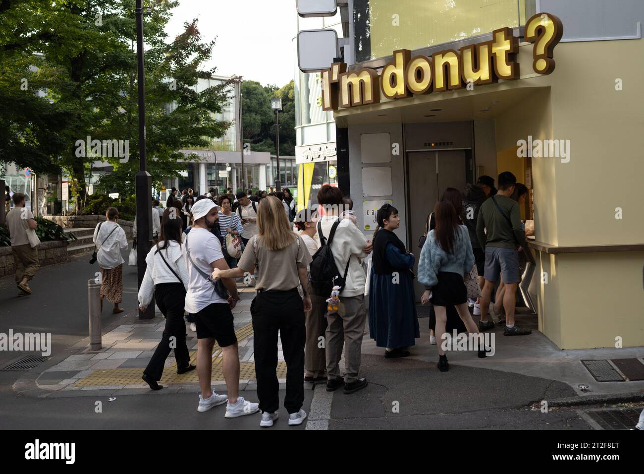 Tokyo, Giappone. 19 ottobre 2023. Folle di mecenati aspettano di ordinare da i'm Donut? .Takeshita Street (j«¹ä¸‹é€šã‚Š) è un rinomato centro di moda e cultura situato a Harajuku, Tokyo. Fiancheggiata da boutique eclettiche, caffetterie e un'atmosfera vivace, è una destinazione popolare per giovani appassionati di moda e turisti, offrendo un'esperienza unica e in continua evoluzione a Tokyo. (Immagine di credito: © Taidgh Barron/ZUMA Press Wire) SOLO USO EDITORIALE! Non per USO commerciale! Foto Stock