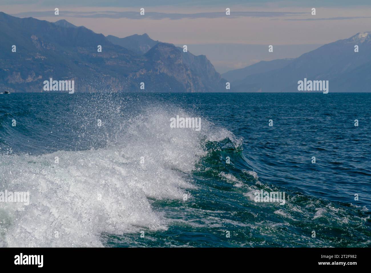 Ondata poppa di un piroscafo per escursioni sul Lago di Garda, alta Italia, Italia Foto Stock