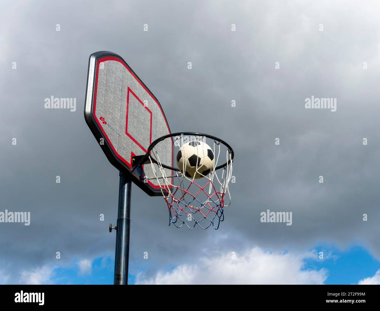 Cestino e rete di pallacanestro con palla, Germania Foto Stock