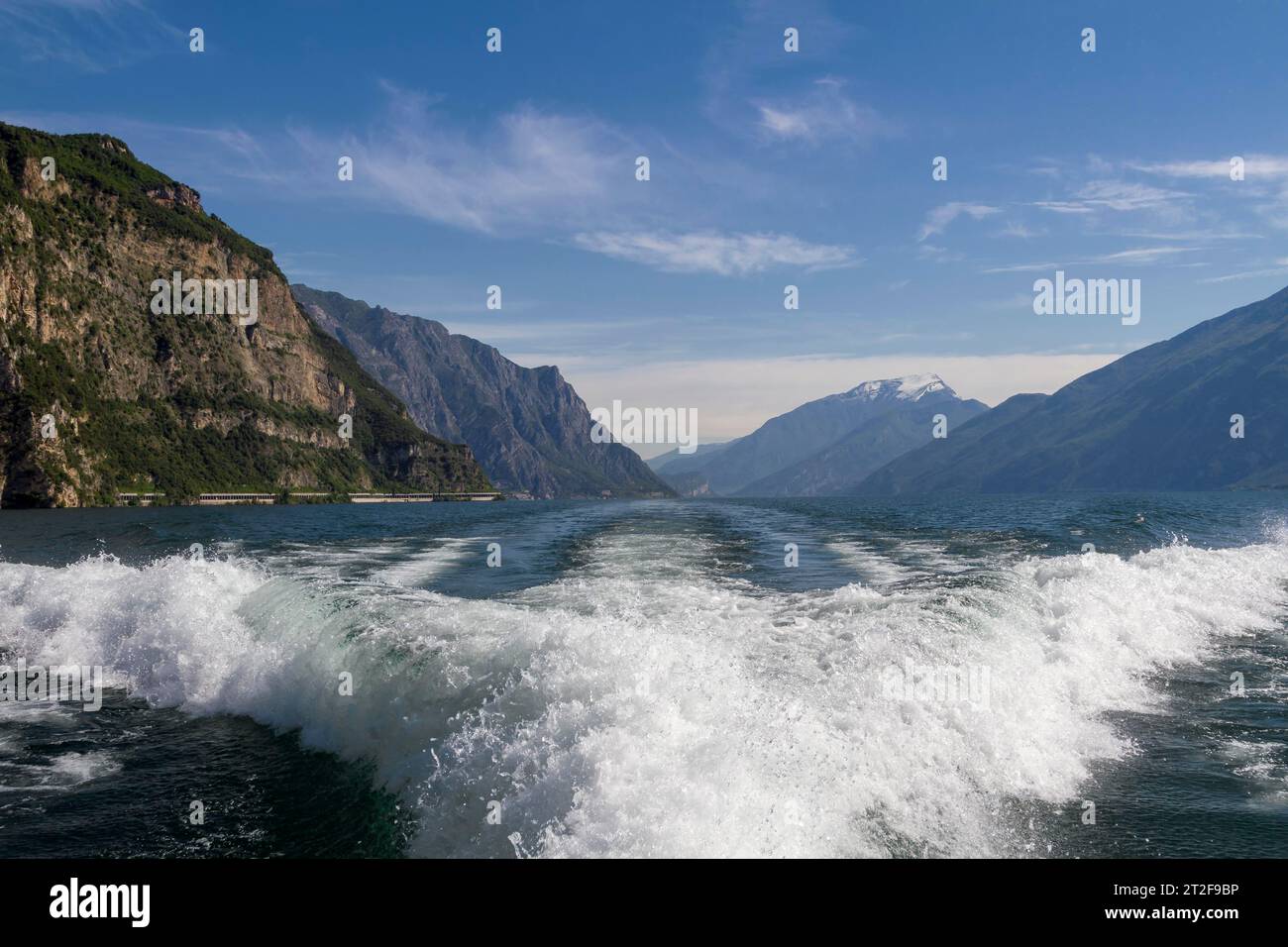 Onde povere di un piroscafo per escursioni sul Lago di Garda, alta Italia, Italia Foto Stock