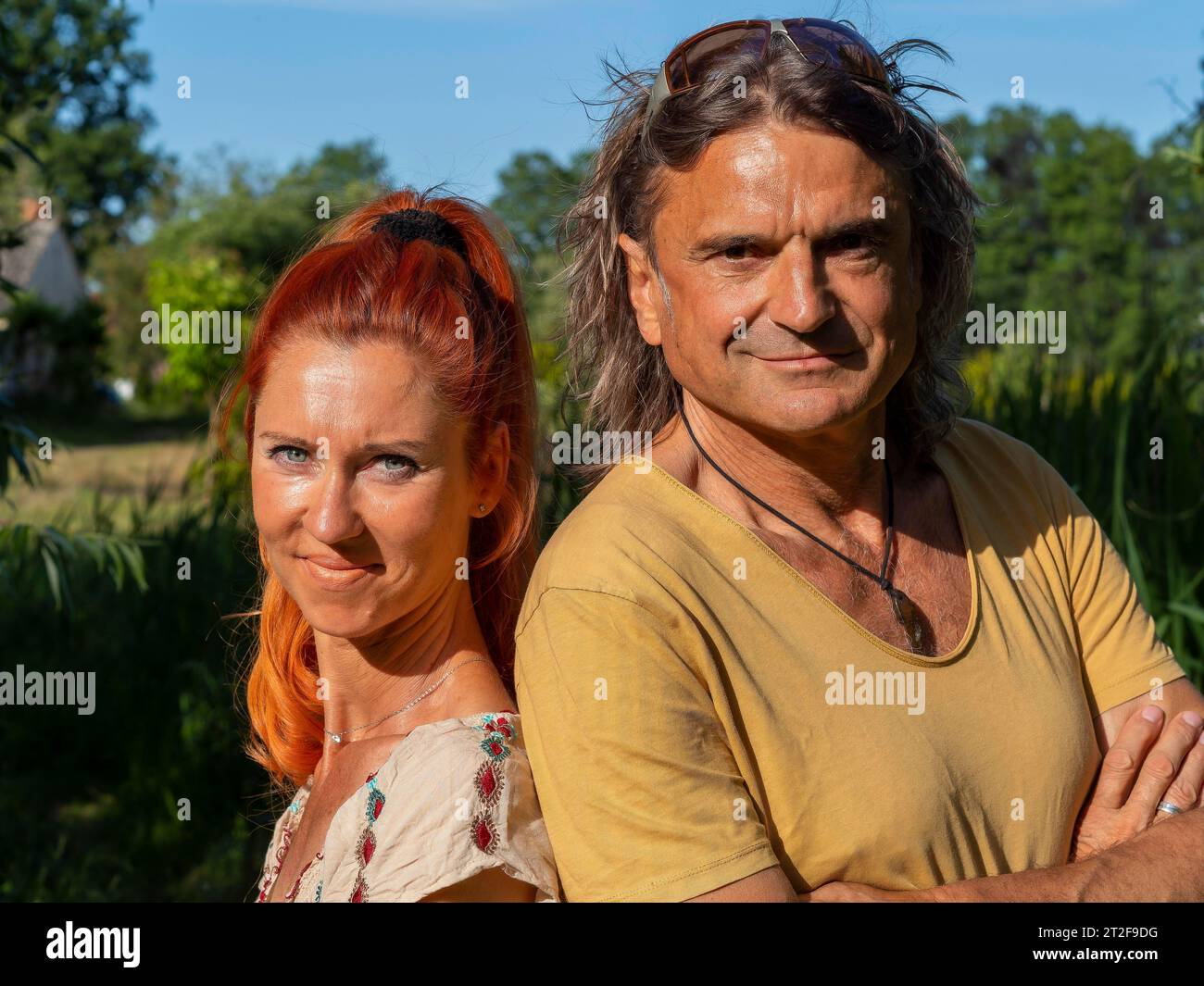 Uomo e donna in piedi, una coppia con stabilità, forza, fiducia e fiducia nella loro espressione, Germania Foto Stock