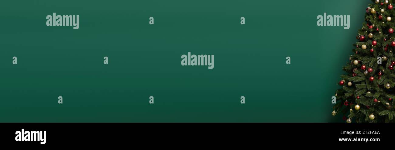 Abete natalizio con bauble rossi e dorati su sfondo verde scuro, concetto invernale, banner Foto Stock