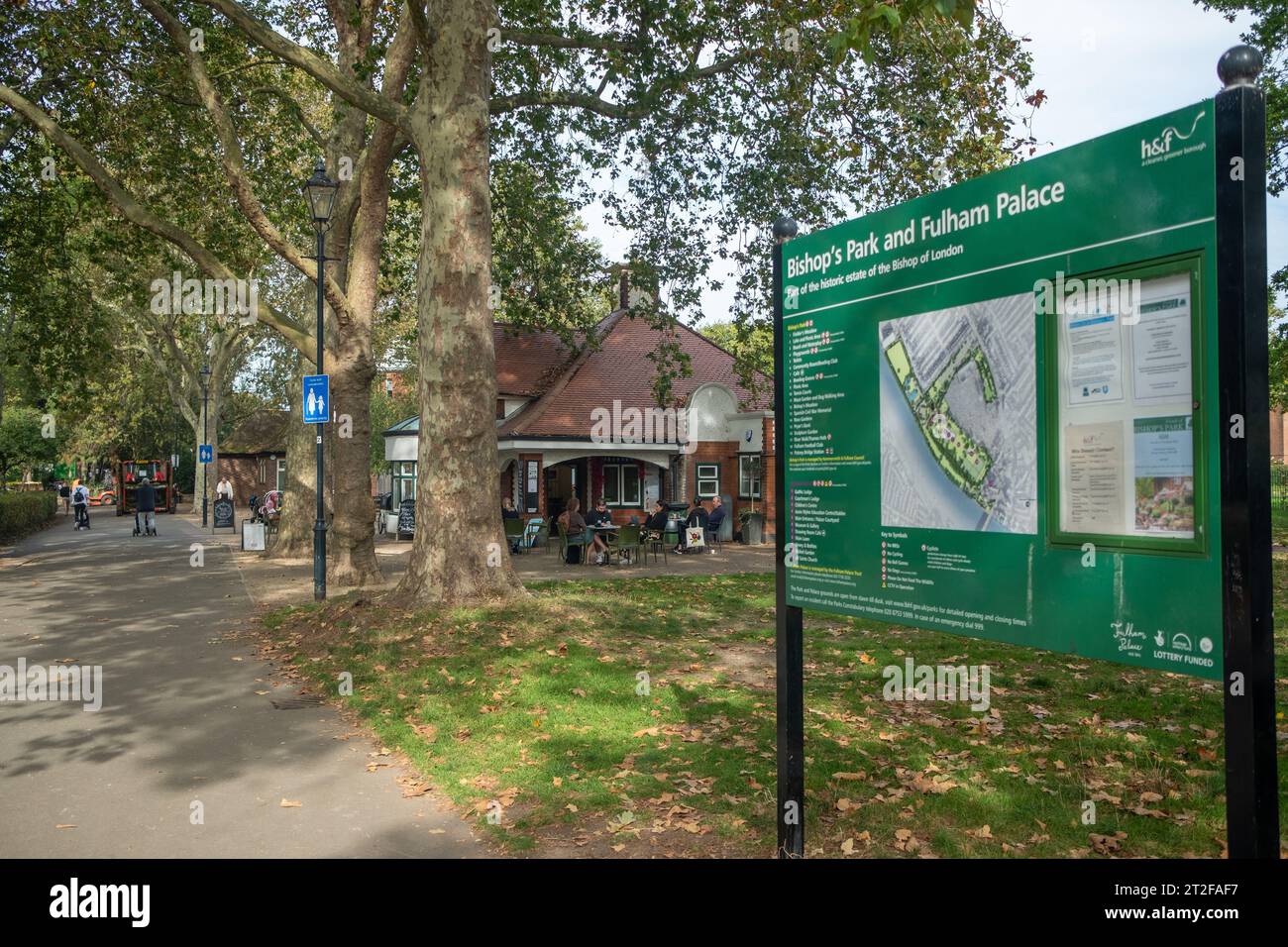 Londra - 9 ottobre 2023: Bishops Park e Fulham Palace Grounds, parco pubblico e open space nella SW6 sud-ovest di Londra Foto Stock