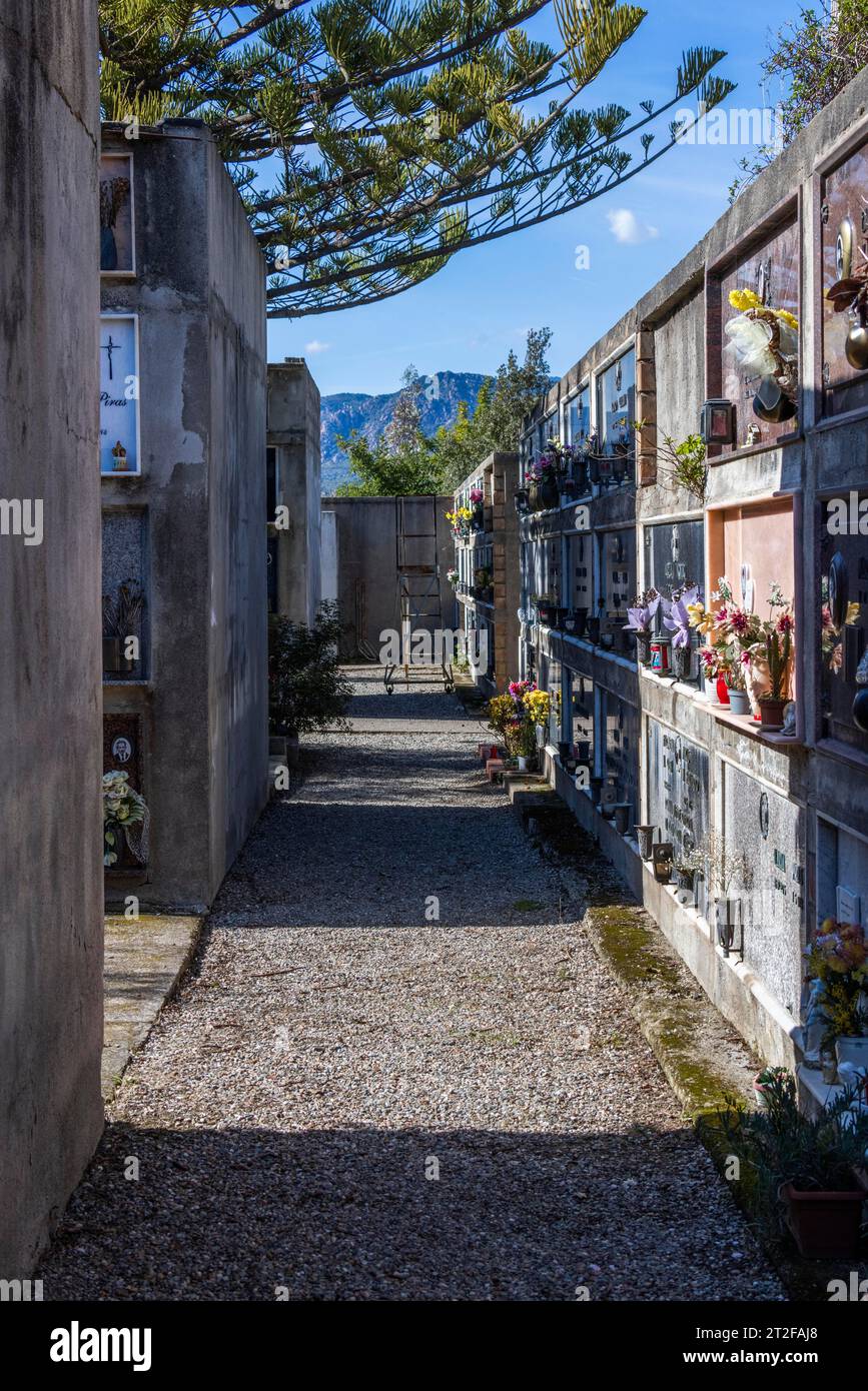 Muro con tombe e scala con ruote in un cimitero, Bari Sardo, Ogliastra, Sardegna, Italia Foto Stock