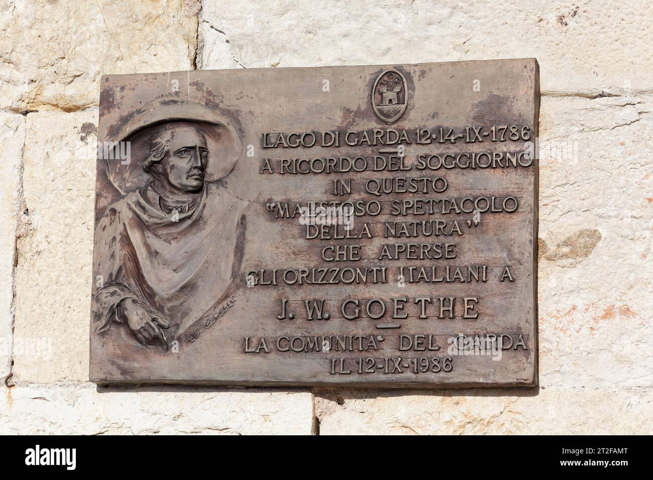 Targhe commemorative a Johann Wolfgang Goethe, viaggio in Italia 1786, Castello Scaligero, Malcesine, sponda orientale del Lago di Garda, provincia di Verona Foto Stock