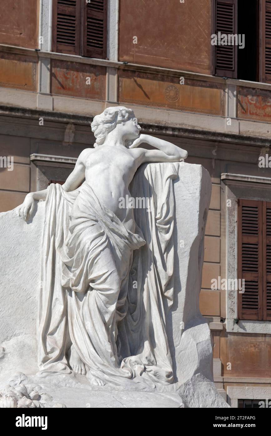 Scultura bella Italia dello scultore Leonardo Bistolfi, 1909, Toscolano-Maderno, riva occidentale del Lago di Garda, Lombardia, provincia di Brescia, Italia Foto Stock