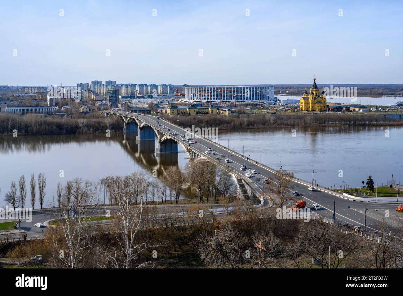 Vista della Cattedrale Alexander Nevsky, del Ponte Kanavinsky e degli edifici moderni di Nizhny Novgorod, Russia Foto Stock